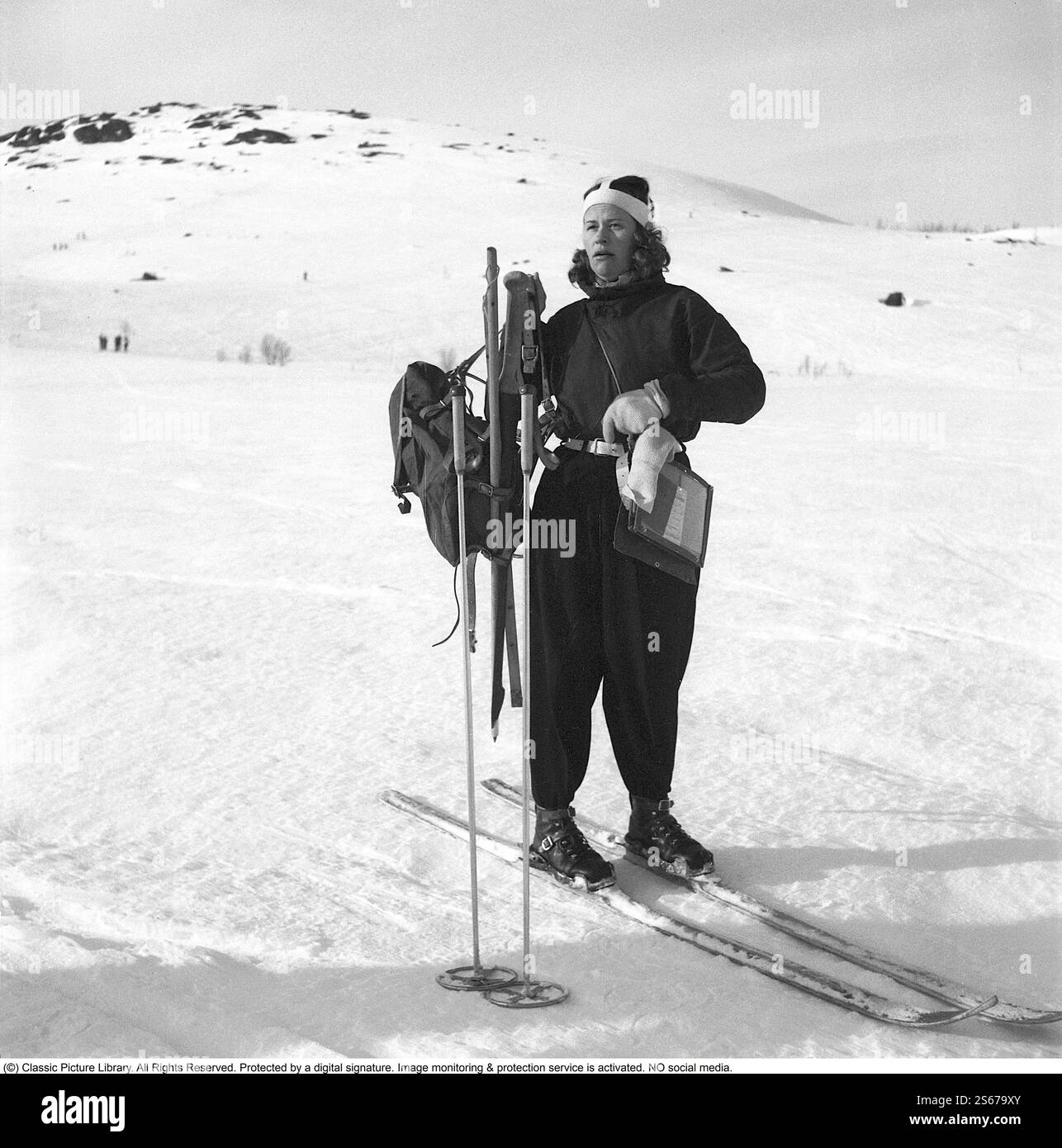 Sie, die das Wetter in den Bergen verfolgt. Es ist die Wetterbeobachterin Anna-Lisa Wikdahl in Riksgränsen in Nordschweden, die sechsmal am Tag ihre Messungen macht und die Instrumente liest. Anschließend ruft sie die Ergebnisse an den Wetterdienst in Stockholm. Hier wird sie an einer Messposition in der Wildnis gesehen, wo sie die Daten von Temperatur, Schneetiefe usw. sammelt 1943 Kristoffersson Ref. D106-4 Stockfoto