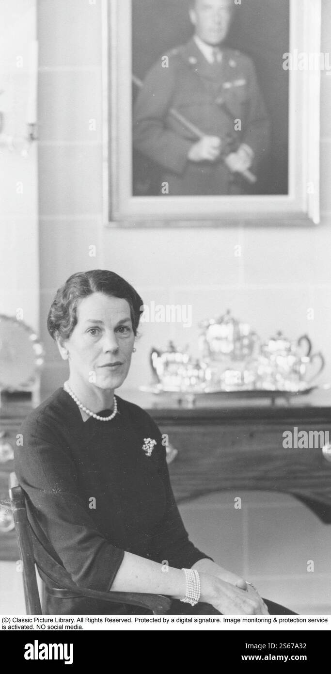 Estelle Bernadotte. Geboren In Estelle Romaine Manville. 1894-1984. Sie war mit dem Grafen Folke Bernadotte verheiratet. Abgebildet in ihrem Haus 1954 mit einem Porträt ihres Mannes an der Wand hinter ihr. Stockfoto