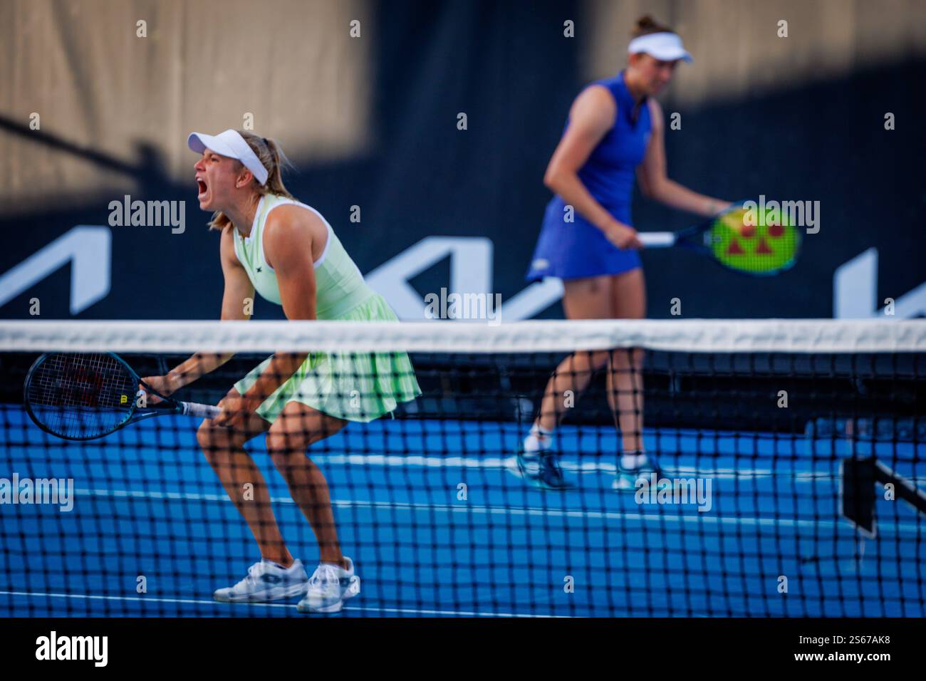 Melbourne, Australien. Januar 2025. Die belgische Elise Mertens und die australische Ellen Perez wurden während eines Doppel-Tennisspiels zwischen dem belgisch-australischen Paar Mertens-Perez und dem australischen Paar Hule-Fourlis in der ersten Runde des Doppel-Doppel beim Grand Slam-Tennisturnier der Australian Open am Donnerstag, den 16. Januar 2025 in Melbourne Park, Australien, gezeigt. Die Ausgabe 2025 des Australian Grand Slam findet vom 12. Bis 26. Januar statt. Das belgisch-französische Paar verlor 3:6, 1:6. BELGA FOTO PATRICK HAMILTON Credit: Belga News Agency/Alamy Live News Stockfoto