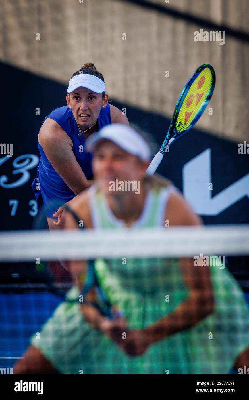 Melbourne, Australien. Januar 2025. Die belgische Elise Mertens und die australische Ellen Perez wurden während eines Doppel-Tennisspiels zwischen dem belgisch-australischen Paar Mertens-Perez und dem australischen Paar Hule-Fourlis in der ersten Runde des Doppel-Doppel beim Grand Slam-Tennisturnier der Australian Open am Donnerstag, den 16. Januar 2025 in Melbourne Park, Australien, gezeigt. Die Ausgabe 2025 des Australian Grand Slam findet vom 12. Bis 26. Januar statt. Das belgisch-französische Paar verlor 3:6, 1:6. BELGA FOTO PATRICK HAMILTON Credit: Belga News Agency/Alamy Live News Stockfoto