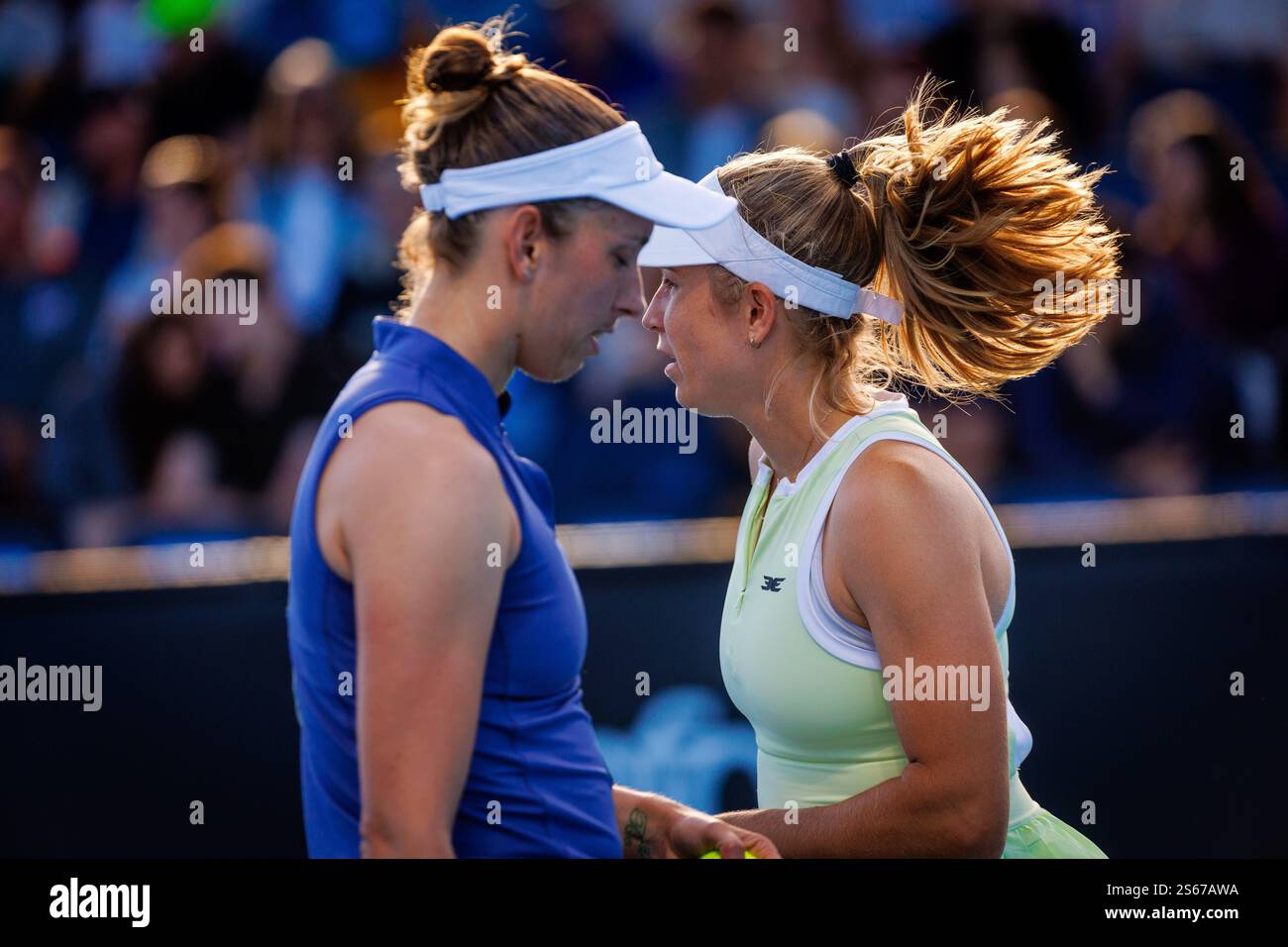 Melbourne, Australien. Januar 2025. Die belgische Elise Mertens und die australische Ellen Perez wurden während eines Doppel-Tennisspiels zwischen dem belgisch-australischen Paar Mertens-Perez und dem australischen Paar Hule-Fourlis in der ersten Runde des Doppel-Doppel beim Grand Slam-Tennisturnier der Australian Open am Donnerstag, den 16. Januar 2025 in Melbourne Park, Australien, gezeigt. Die Ausgabe 2025 des Australian Grand Slam findet vom 12. Bis 26. Januar statt. Das belgisch-französische Paar verlor 3:6, 1:6. BELGA FOTO PATRICK HAMILTON Credit: Belga News Agency/Alamy Live News Stockfoto