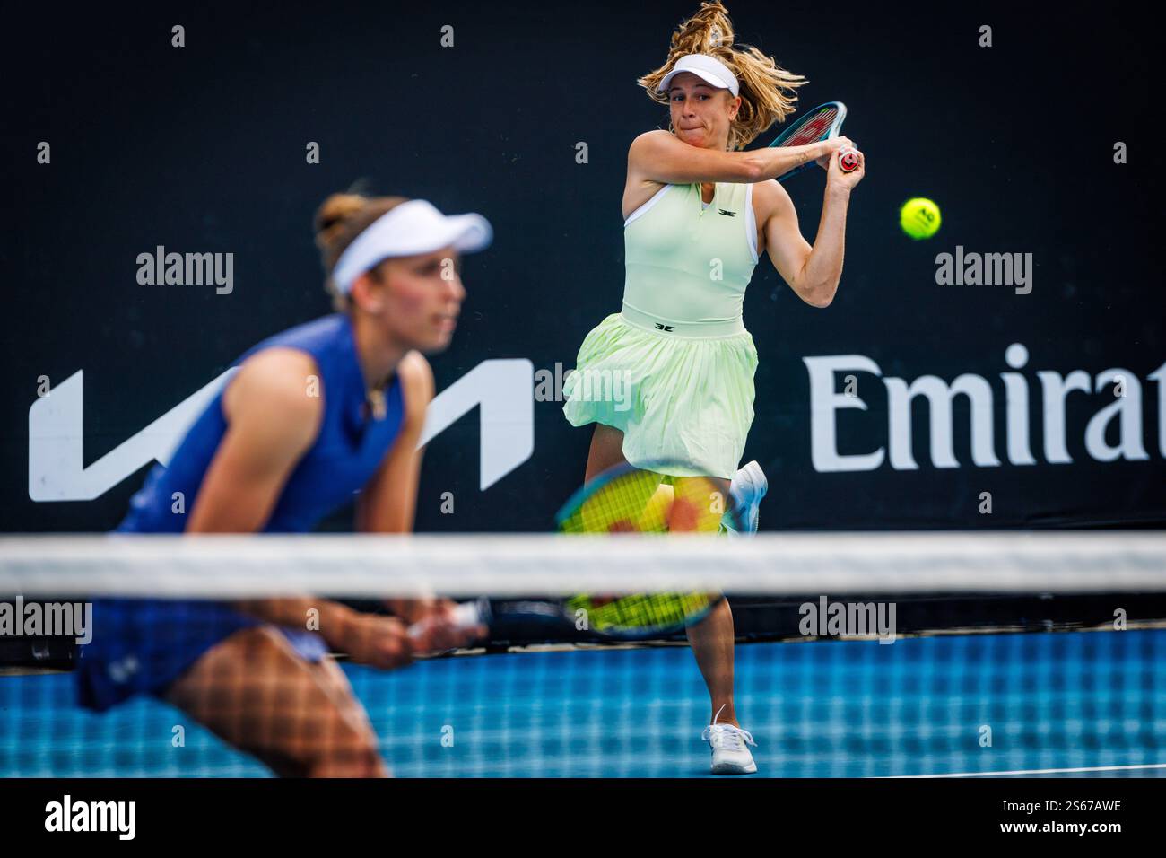 Melbourne, Australien. Januar 2025. Die Australierin Ellen Perez, die Belgierin Elise Mertens und die Australierin Hule-Fourlis wurden in Aktion während eines Doppel-Tennisspiels zwischen dem belgisch-australischen Paar Mertens-Perez und dem australischen Paar Hule-Fourlis in der ersten Runde des Doppel-Doppel beim Grand Slam-Tennis-Turnier „Australian Open“ am Donnerstag, 16. Januar 2025 in Melbourne Park, Australien, gezeigt. Die Ausgabe 2025 des Australian Grand Slam findet vom 12. Bis 26. Januar statt. Das belgisch-französische Paar verlor 3:6, 1:6. BELGA FOTO PATRICK HAMILTON Credit: Belga News Agency/Alamy Live News Stockfoto