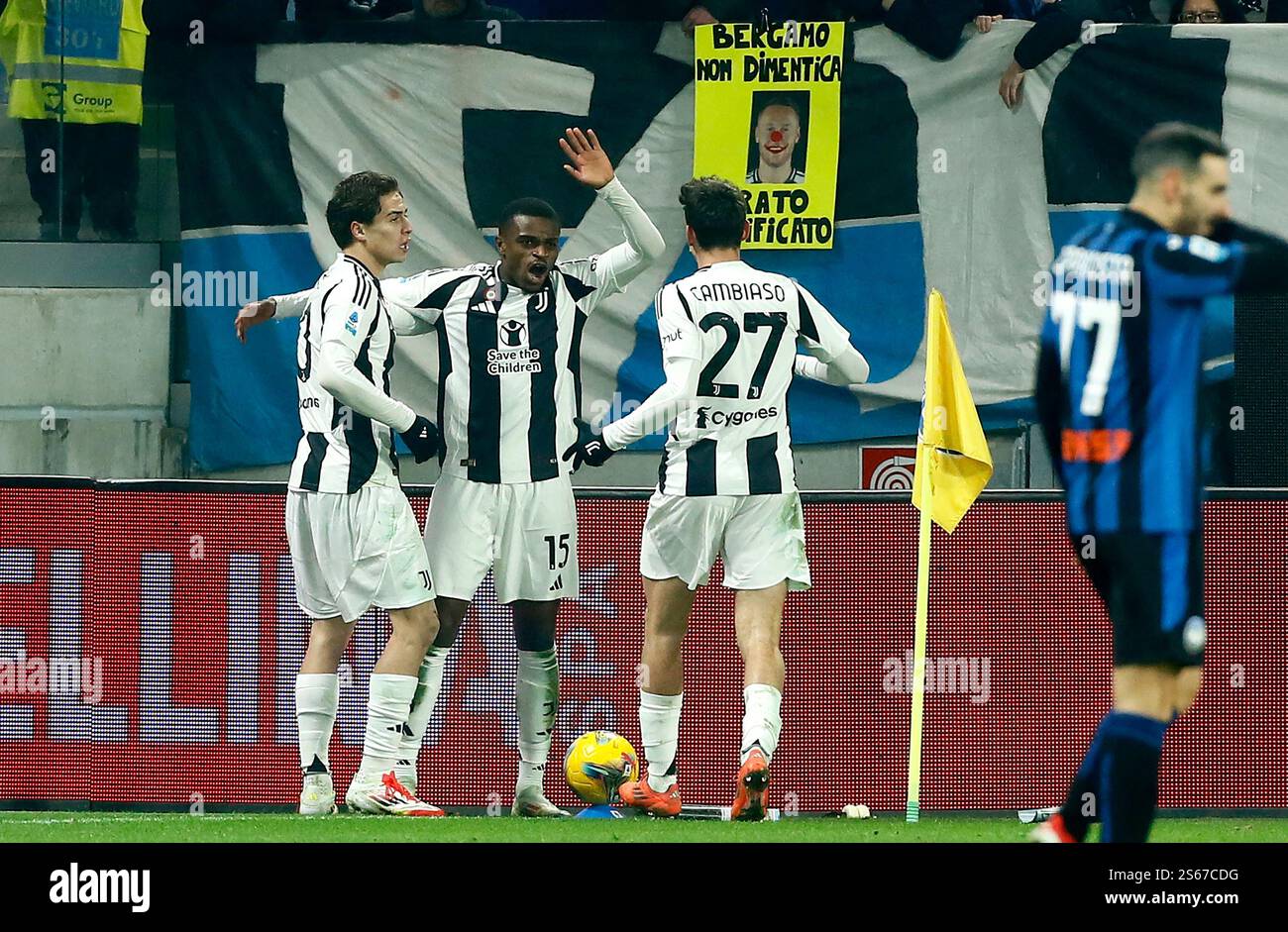 BERGAMO, ITALIEN - 14. JANUAR: Pierre Kalulu vom Juventus FC feiert mit seinen Teamkollegen, nachdem er das erste Tor seines Teams erzielt hat, während des Serie A-Spiels zwischen Atalanta BC und Juventus FC im Gewiss-Stadion am 14. Januar 2025 in Bergamo, Italien. (Foto von MB-Medien) Stockfoto