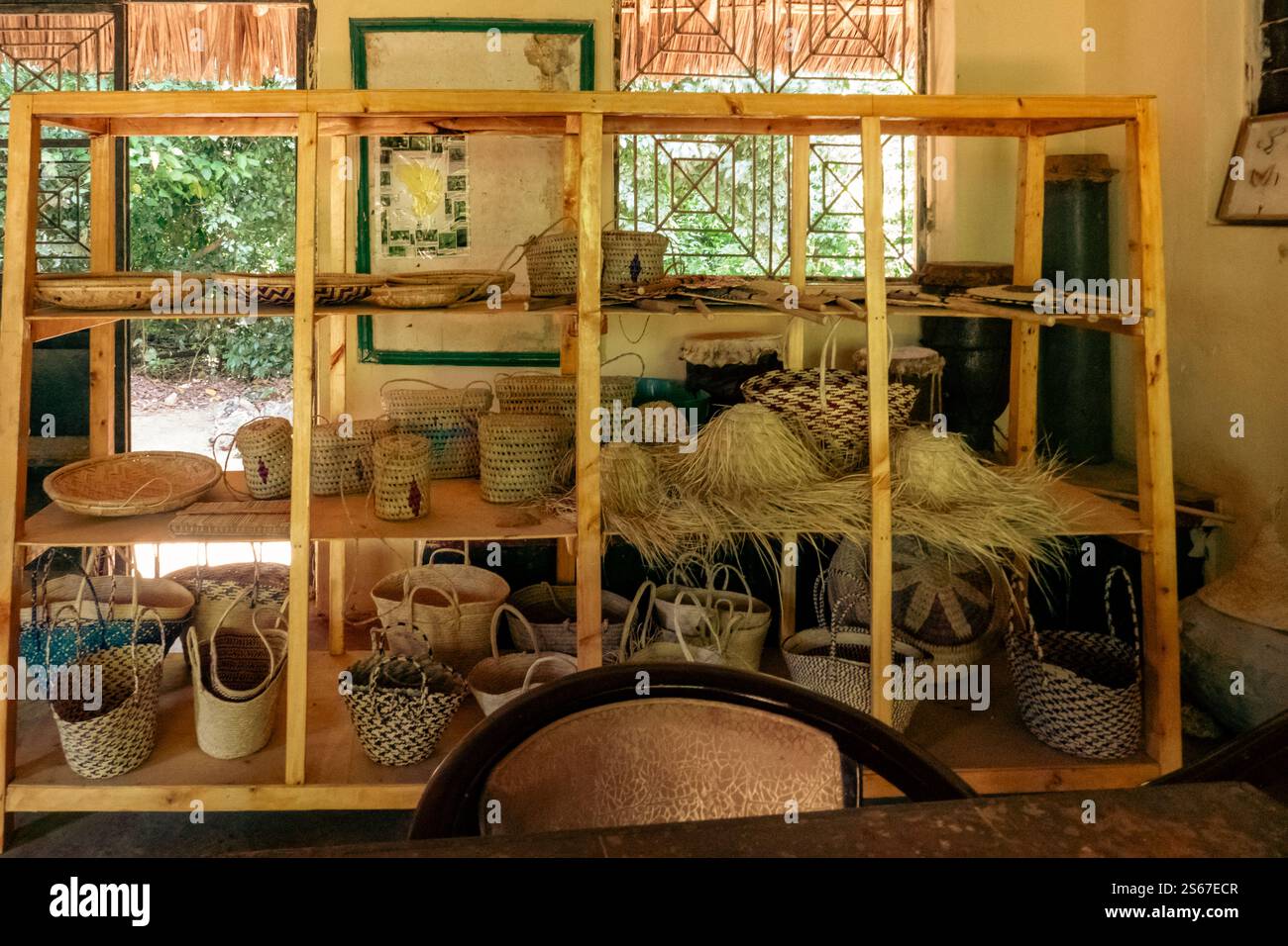 Bauwerke und traditionelle Ornamente im Kaya Kinodo Sacred Forest Museum in Diani Beach, Kwale County in Kenia Stockfoto