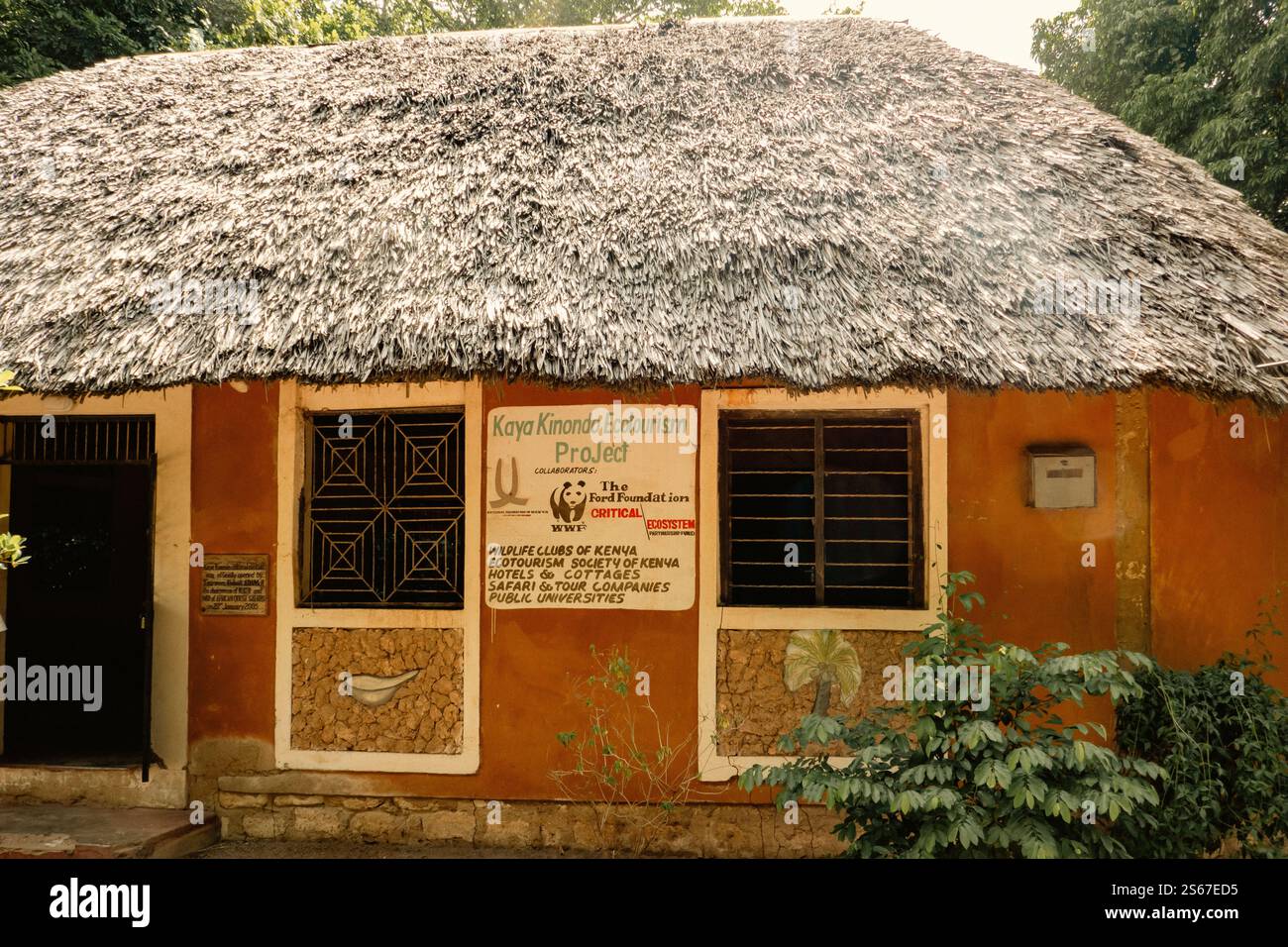 Bauwerke und traditionelle Ornamente im Kaya Kinodo Sacred Forest Museum in Diani Beach, Kwale County in Kenia Stockfoto