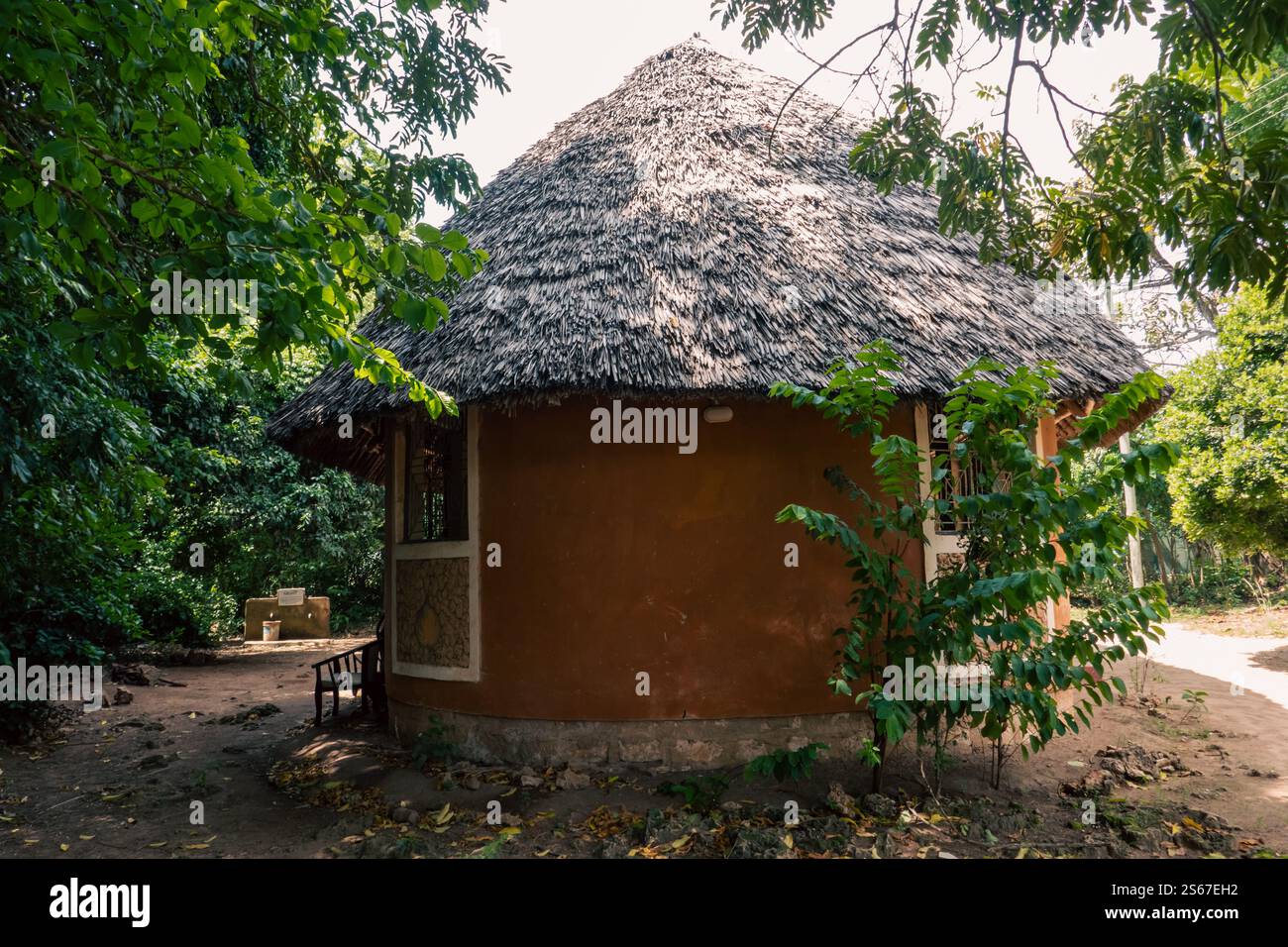 Bauwerke und traditionelle Ornamente im Kaya Kinodo Sacred Forest Museum in Diani Beach, Kwale County in Kenia Stockfoto