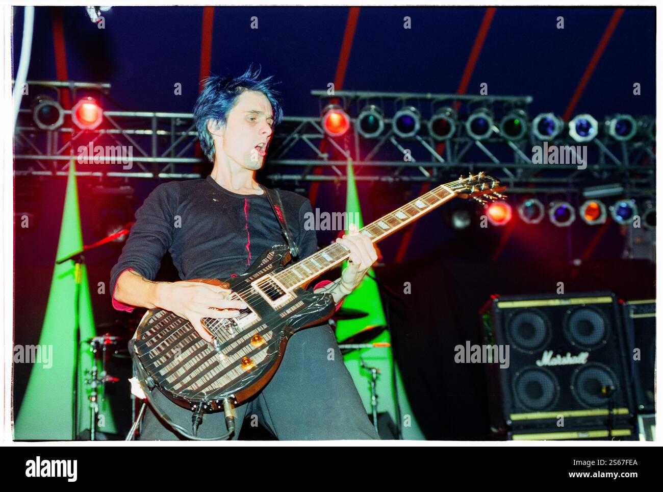 MUSE, YOUNG, READING FESTIVAL, 2000: Ein frühes Karrierebild des Sängers Songwriters Matt Bellamy von der englischen Rockband Muse Band, der am 25. August 2000 live auf der Melody Maker Stage mit ihrem Debütalbum Showbiz auf dem Reading Festival, Reading, UK, spielt. Foto: Rob Watkins. INFO: Muse ist eine britische Rockband, die 1994 gegründet wurde und für ihre elektrisierenden Auftritte und Genre-Mischklänge bekannt ist, die alternative Rock-, elektronische und symphonische Elemente miteinander verschmelzen. Mit Hits wie „Uprising“ und Black Holes and Revelations wurden sie zu globalen Rocksymbolen. Stockfoto