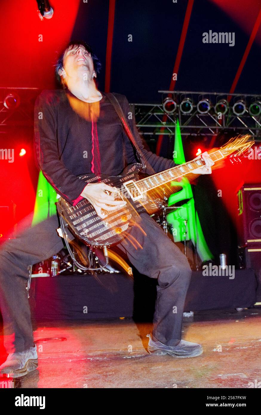 MUSE, YOUNG, READING FESTIVAL, 2000: Ein frühes Karrierebild des Sängers Songwriters Matt Bellamy von der englischen Rockband Muse Band, der am 25. August 2000 live auf der Melody Maker Stage mit ihrem Debütalbum Showbiz auf dem Reading Festival, Reading, UK, spielt. Foto: Rob Watkins. INFO: Muse ist eine britische Rockband, die 1994 gegründet wurde und für ihre elektrisierenden Auftritte und Genre-Mischklänge bekannt ist, die alternative Rock-, elektronische und symphonische Elemente miteinander verschmelzen. Mit Hits wie „Uprising“ und Black Holes and Revelations wurden sie zu globalen Rocksymbolen. Stockfoto