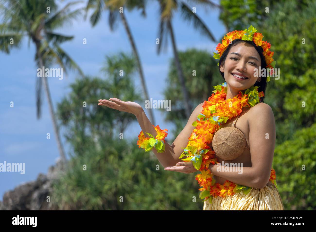 Hula-Tänzer Hawaii lädt Sie in die tropische Natur ein Stockfoto