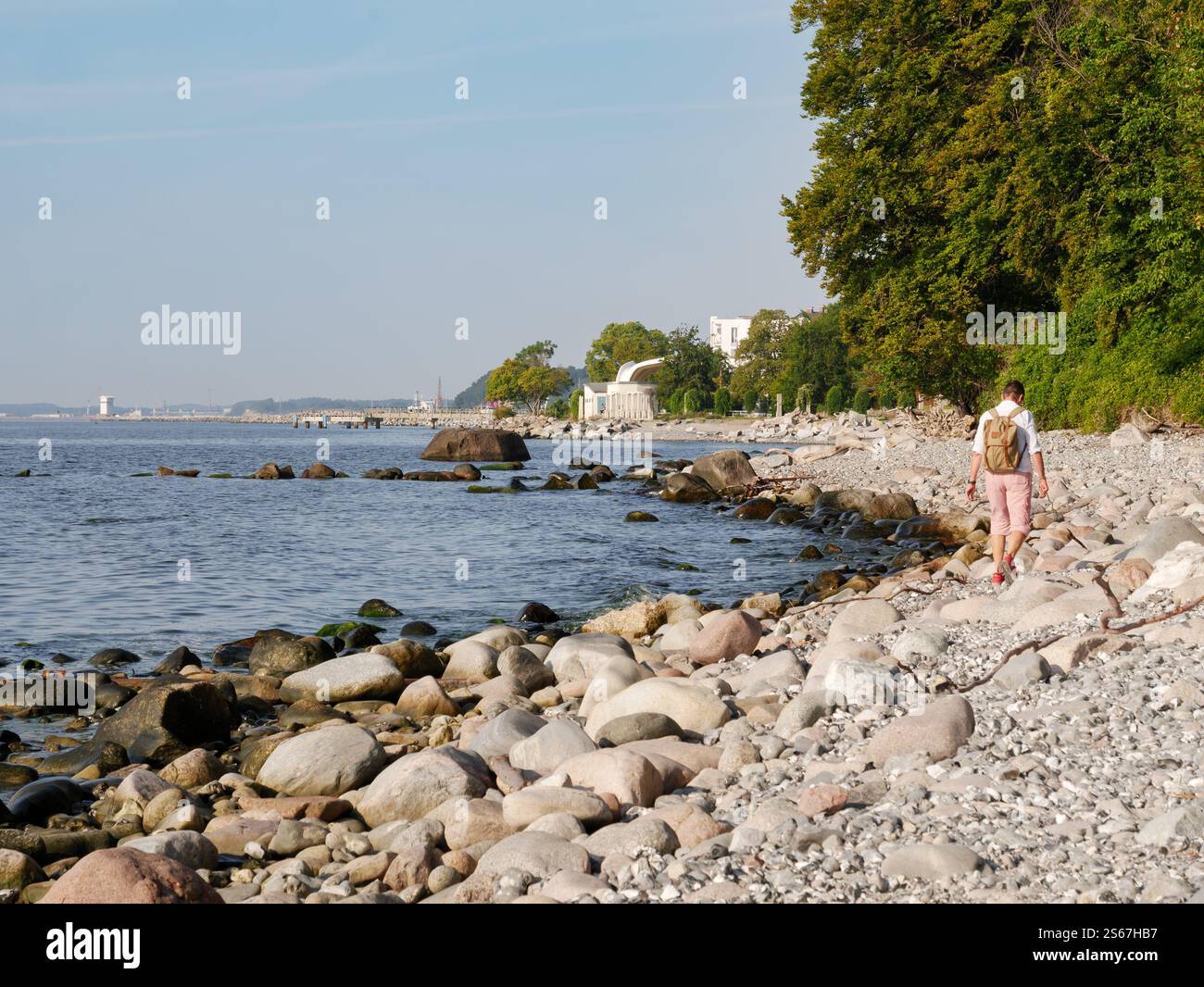 Rückansicht einer Frau, die am Kiesstrand in der Nähe von Sassnitz, Jasmund NP, Rügen Insel, Mecklenburg-Vorpommern, Deutschland läuft Stockfoto