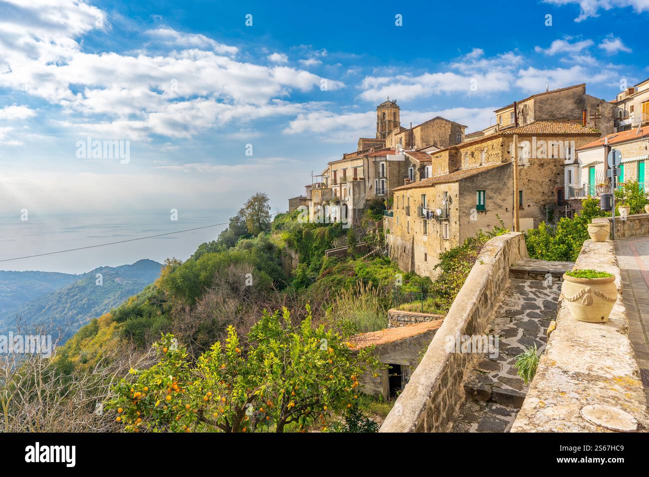 Pollica, ein Dorf in Cilento mit herrlichem Blick über das Meer Stockfoto