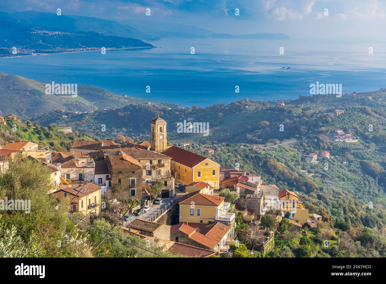 Pollica, ein Dorf in Cilento mit herrlichem Blick über das Meer Stockfoto