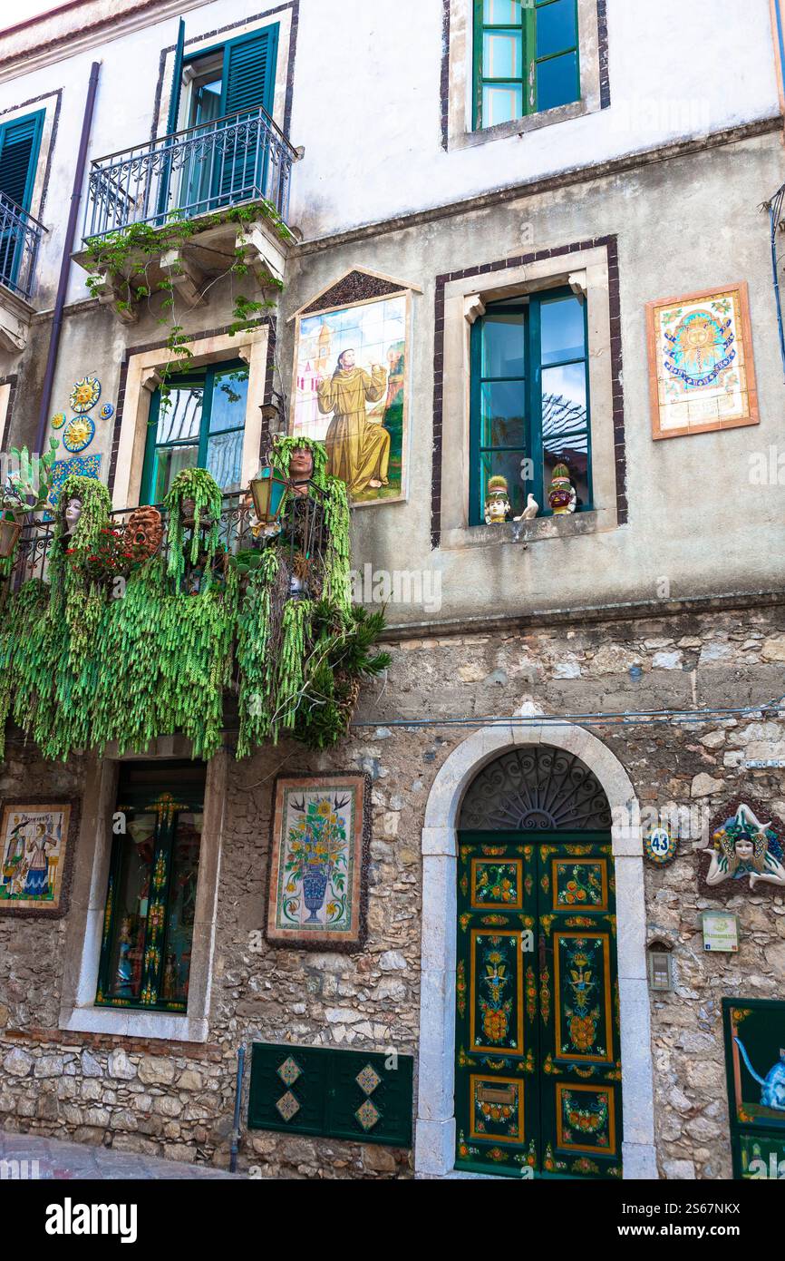 Kunstvoll eingerichtetes Haus, Via Giardinazzo, Taormina, Sizilien, Italien Stockfoto