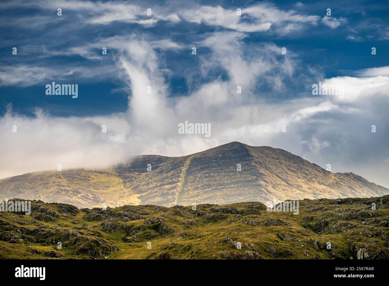 Blick nach Osten in Richtung Hungry Hill mit spektakulären Wolkenformaten vom Wanderweg in der Nähe von Maulin Mountain, Beara Peninsula, County Cork, Irland Stockfoto