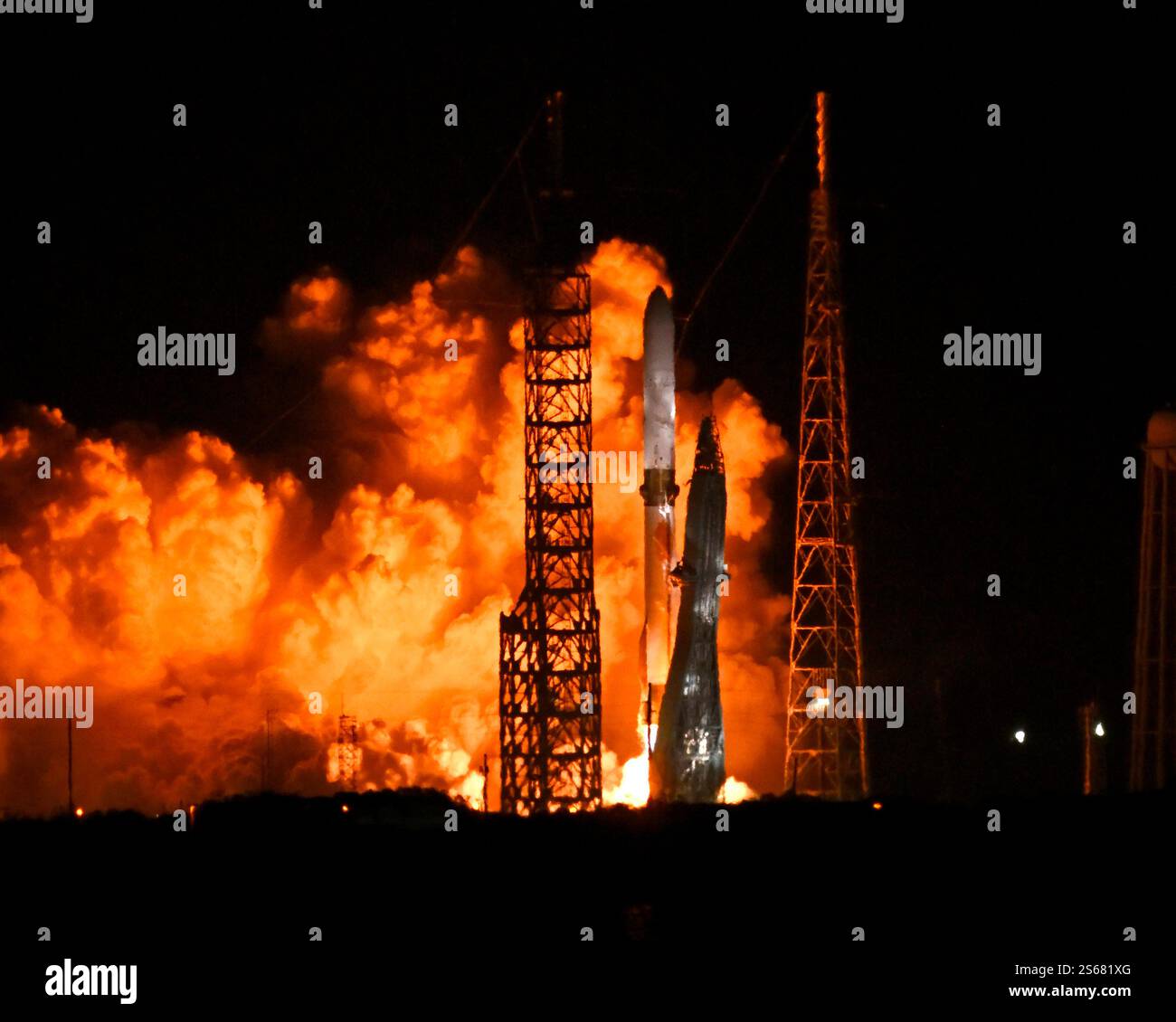 Die Blue Origin New Glenn-Rakete startet am Donnerstag, den 16. Januar 2025, um 2:03 UHR vom Launch Complex 36 auf der Cape Canaveral Space Force Station in Florida. Foto: Joe Marino/UPI Credit: UPI/Alamy Live News Stockfoto