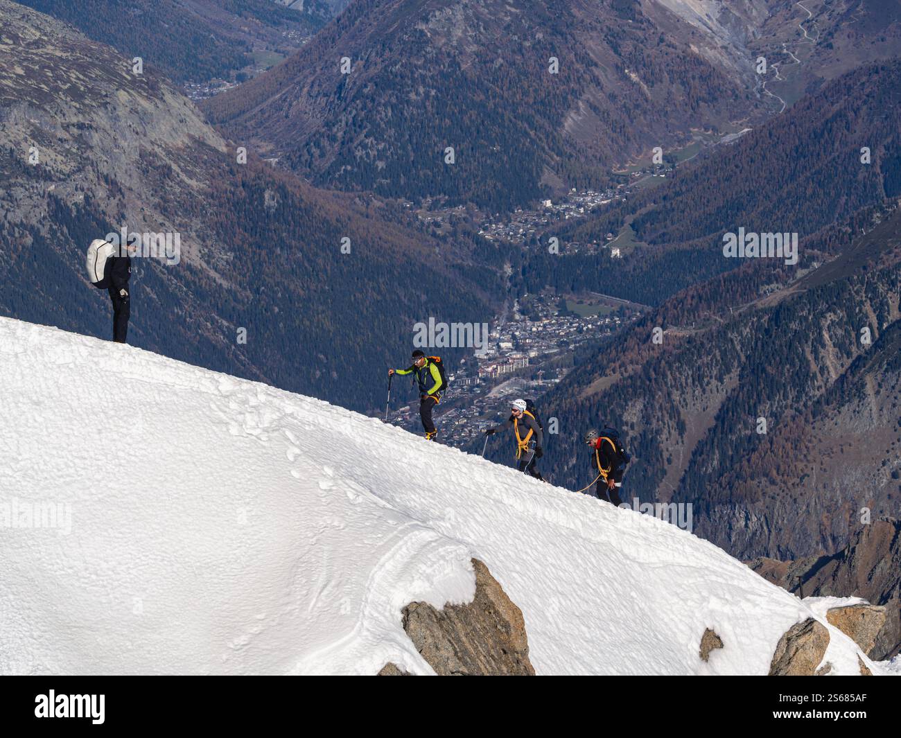 Bergsteiger erklimmen die steilen, verschneiten Hänge von Aiguille du Midi – Eine reine alpine Herausforderung im Herzen von Chamonix Stockfoto