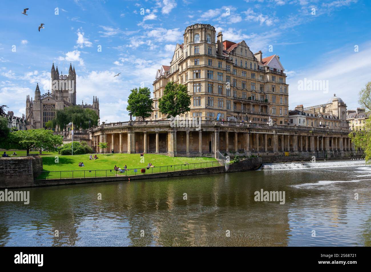 Blick auf den Fluss Avon in Bath UK mit der historischen Bath Abbey, Parade Gardens und Empire Hotel bieten eine atemberaubende architektonische Kulisse. Stockfoto