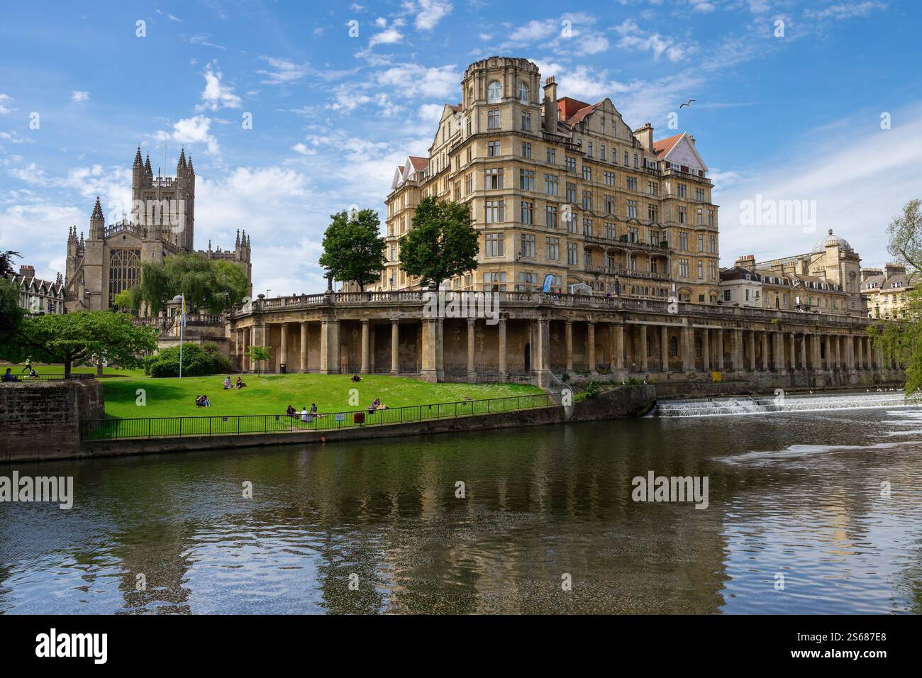 Blick auf den Fluss Avon in Bath UK mit der historischen Bath Abbey, Parade Gardens und Empire Hotel bieten eine atemberaubende architektonische Kulisse. Stockfoto
