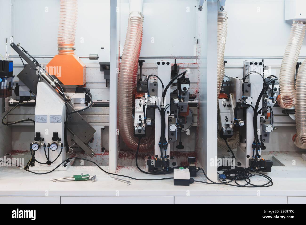 Werkstatt für die Herstellung von Spanplatten, Herstellung von Spanplatten, Furnieren, Sperrholz, Holzplatten. Holzverarbeitung. Holzverarbeitende Industrie Stockfoto