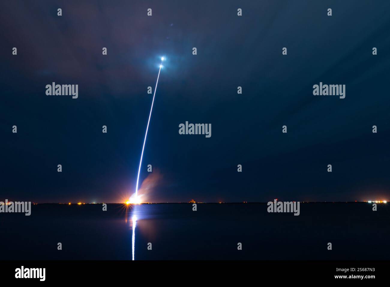 CAPE CANAVERAL, FLORIDA, USA - 16. Januar 2025 - die Blue Origin New Glenn 1-Rakete ( NG-1 ) startet in floridem Glanz von der Cape Canaveral Air Force Station Stockfoto