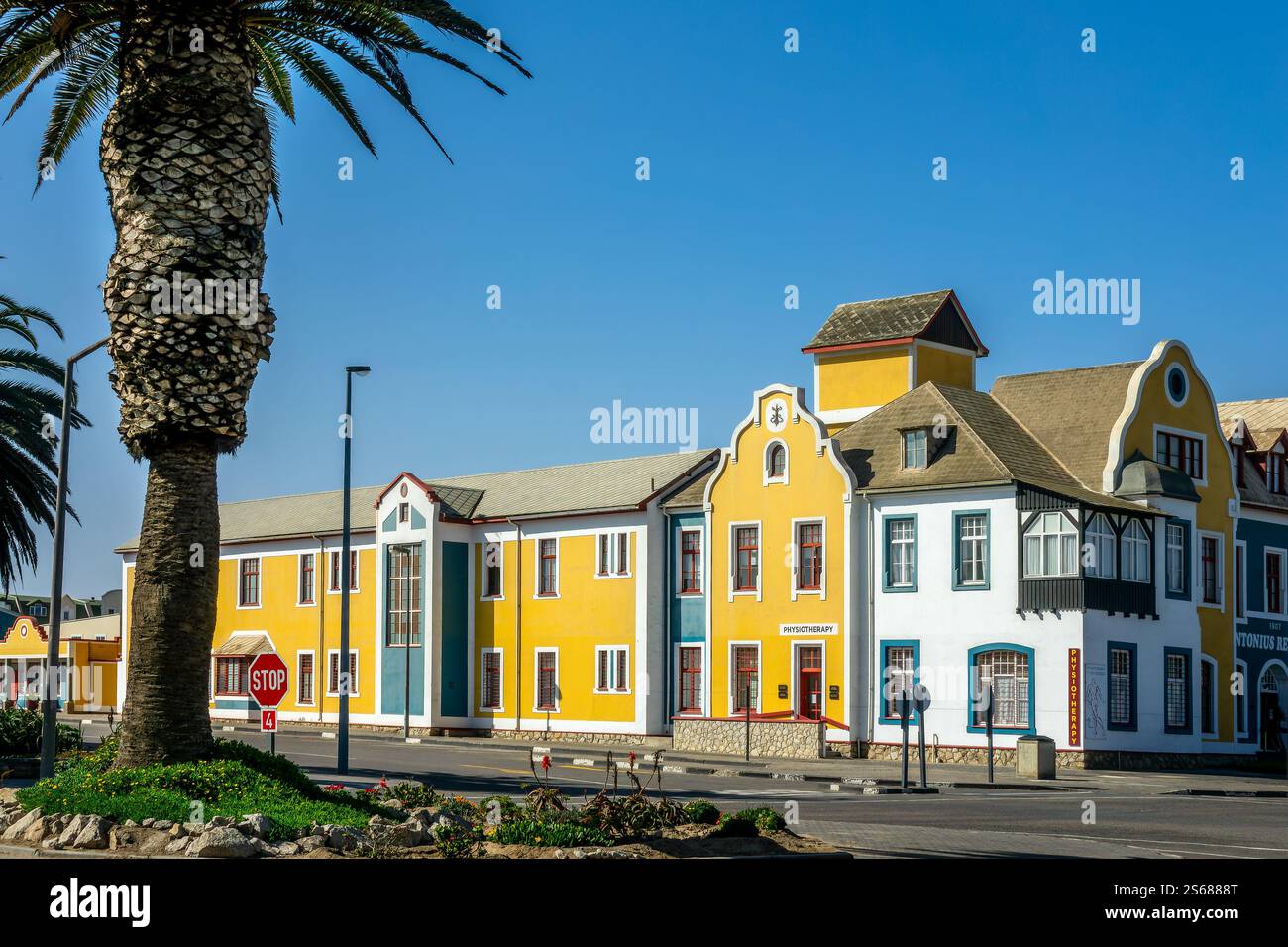 Altes deutsches historisches Gebäude, Kolonialarchitektur und lebhafte Farben in Swakopmund, Namibia Afrika Stockfoto