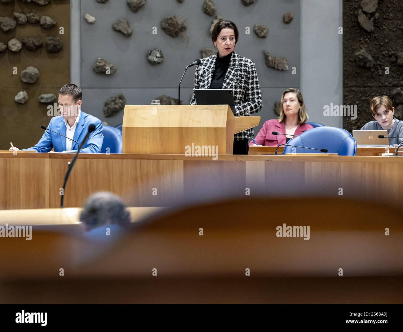 DEN HAAG - Judith Uitermark, Ministerin des Innern und der Beziehungen zum Königreich, während einer Debatte im Repräsentantenhaus über das verbindliche Referendum zur Korrektur. Die Beratungen über eine Verfassungsänderung, um Referenden zu ermöglichen, werden fortgesetzt. Dieser Änderungsantrag scheint im Repräsentantenhaus ausreichende Unterstützung zu finden. ANP REMKO DE WAAL niederlande raus - belgien raus Stockfoto
