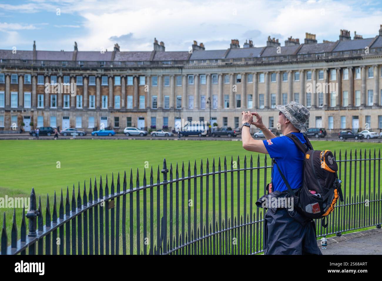 Ein Tourist wird fotografiert, während er ein Foto des berühmten Royal Crescent in Bath, England Somerset, Großbritannien macht Stockfoto