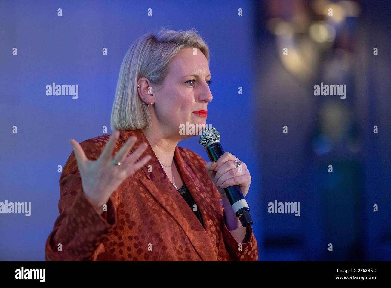 BILDER ABLEGEN. Januar 2025. Steph McGovern (im Bild) wird einer der Teilnehmer der Netflix Celebrity Bear Hunt 2025 sein, die im Februar 2025 ausgestrahlt wird. Steph McGovern ist Journalist und Fernsehmoderator. März 2024. St. Alban's, Großbritannien. Steph McGovern hat eine Rede nach dem Abendessen gehalten. Kredit: Maureen McLean/Alamy Stockfoto