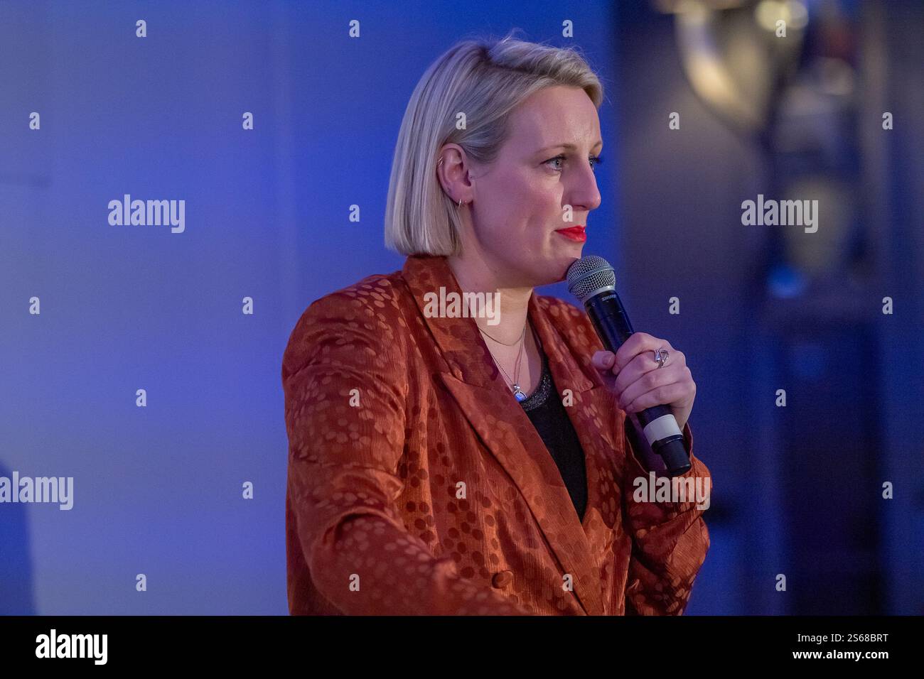 BILDER ABLEGEN. Januar 2025. Steph McGovern (im Bild) wird einer der Teilnehmer der Netflix Celebrity Bear Hunt 2025 sein, die im Februar 2025 ausgestrahlt wird. Steph McGovern ist Journalist und Fernsehmoderator. März 2024. St. Alban's, Großbritannien. Steph McGovern hat eine Rede nach dem Abendessen gehalten. Kredit: Maureen McLean/Alamy Stockfoto