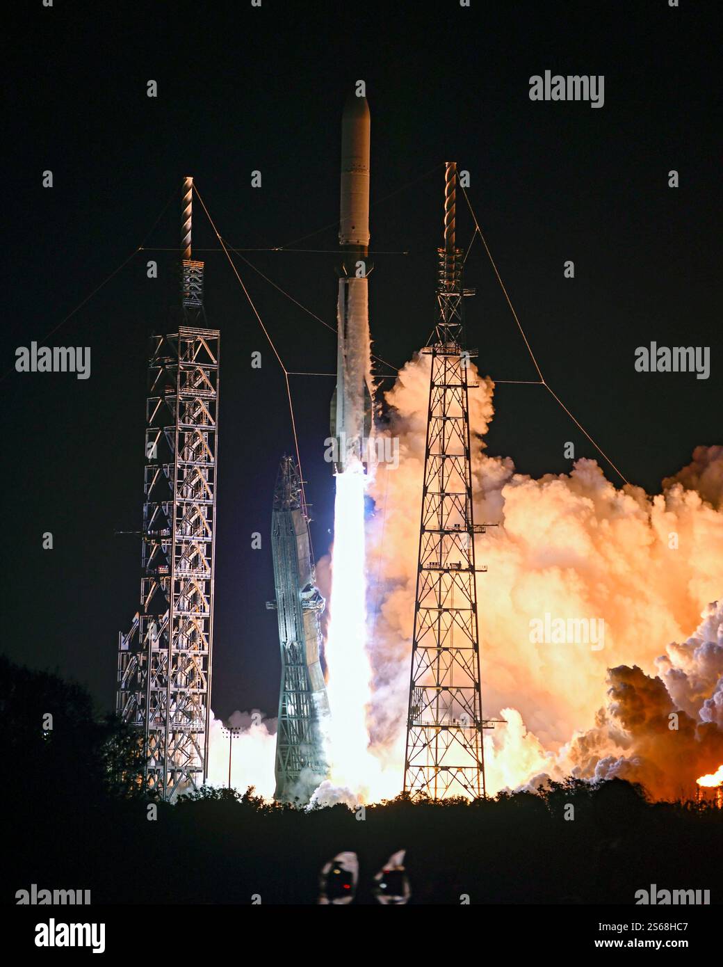 Die Blue Origin New Glenn-Rakete startet am Donnerstag, den 16. Januar 2025, um 2:03 UHR vom Launch Complex 36 auf der Cape Canaveral Space Force Station in Florida. Foto: Joe Marino/UPI Credit: UPI/Alamy Live News Stockfoto