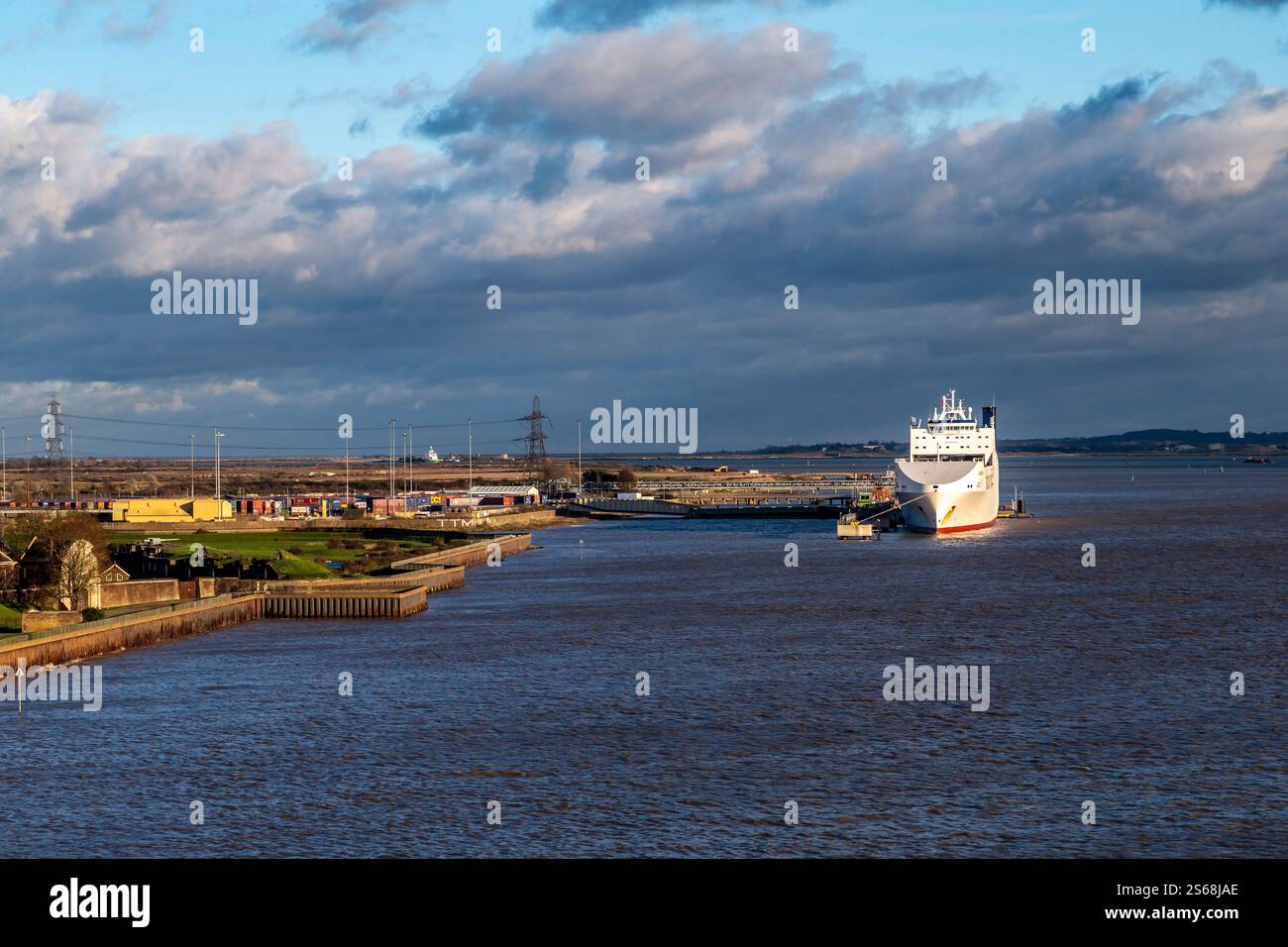 Handelsschiff liegt in Tilbury Docks, London. Vereinigtes Königreich. Stockfoto