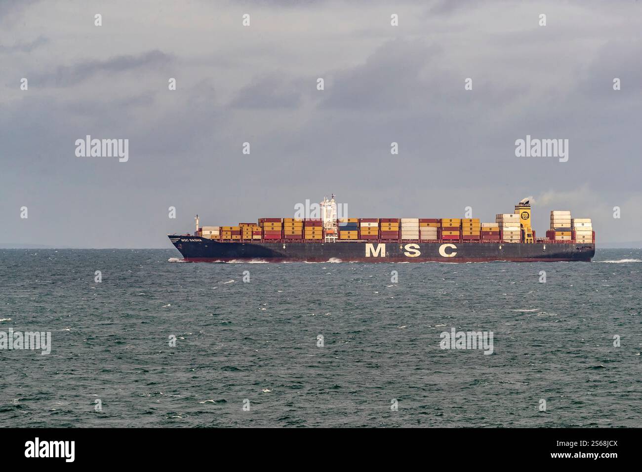 MSC SASHA (IMO: 9720500) ist ein Containerschiff im englischen Kanal. Stockfoto