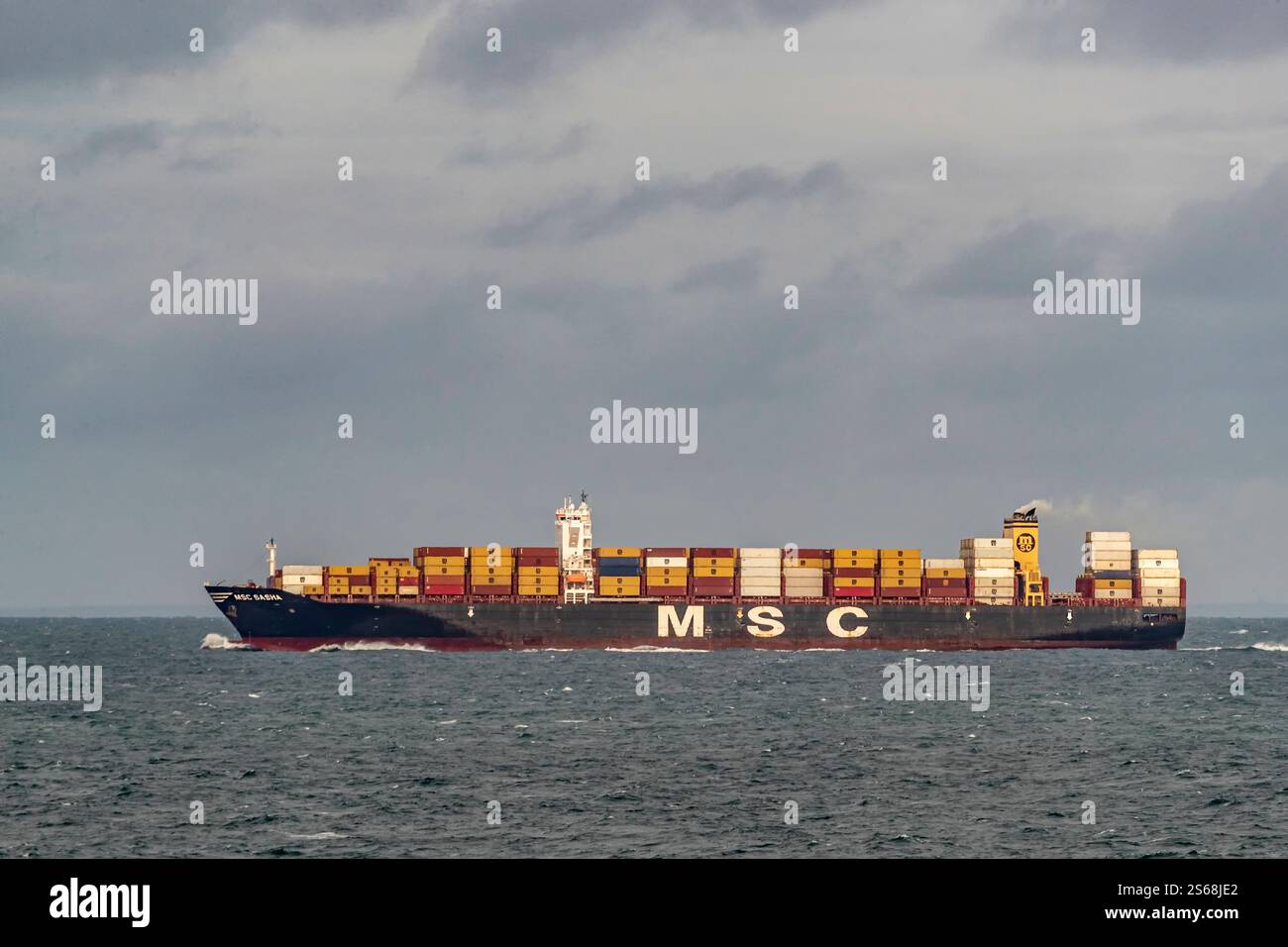 MSC SASHA (IMO: 9720500) ist ein Containerschiff im englischen Kanal. Stockfoto
