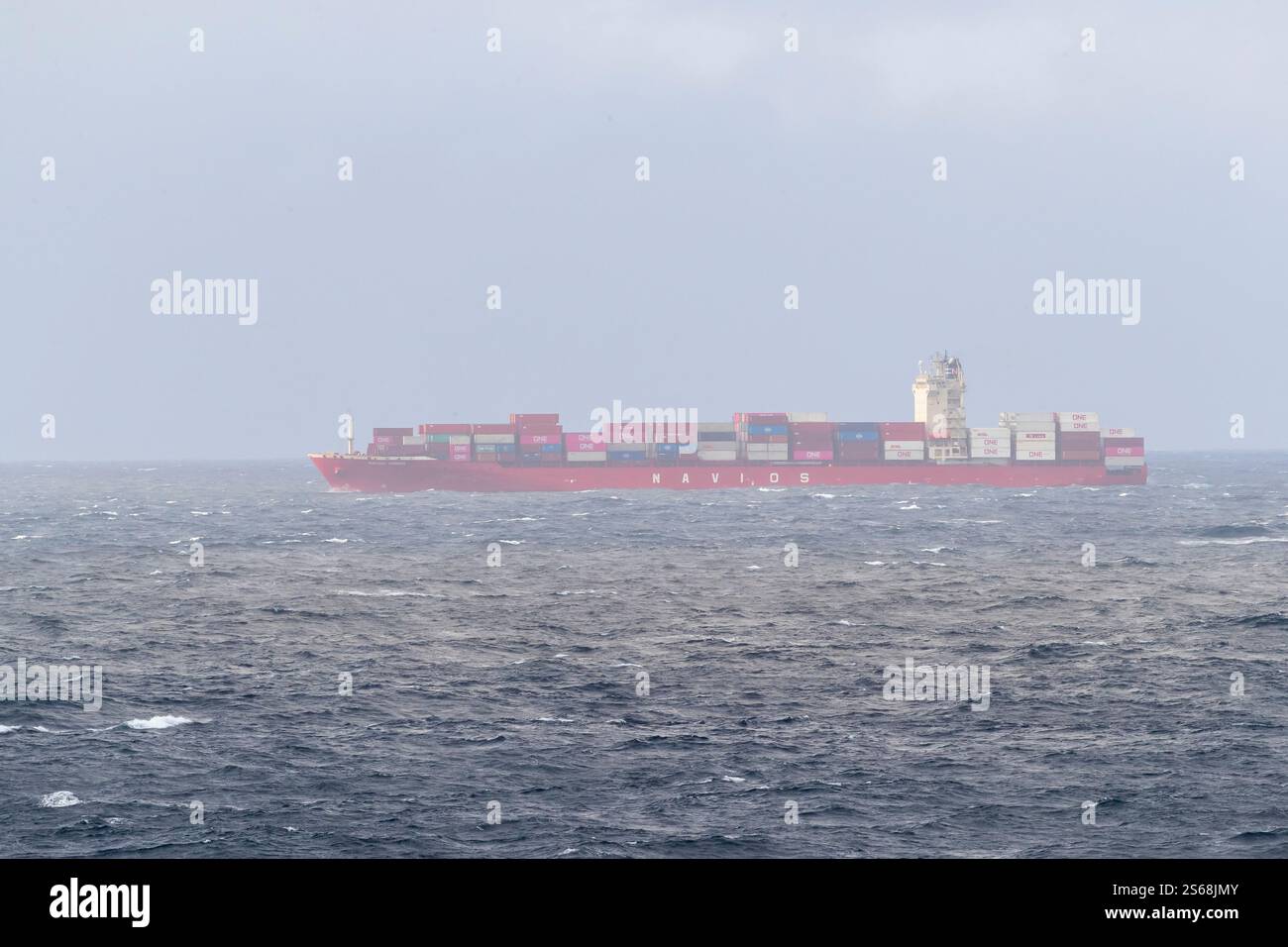 Containerschiff NAVIOS DOMINO (IMO 9478494, MMSI 636023346) in Richtung des englischen Kanals. Stockfoto