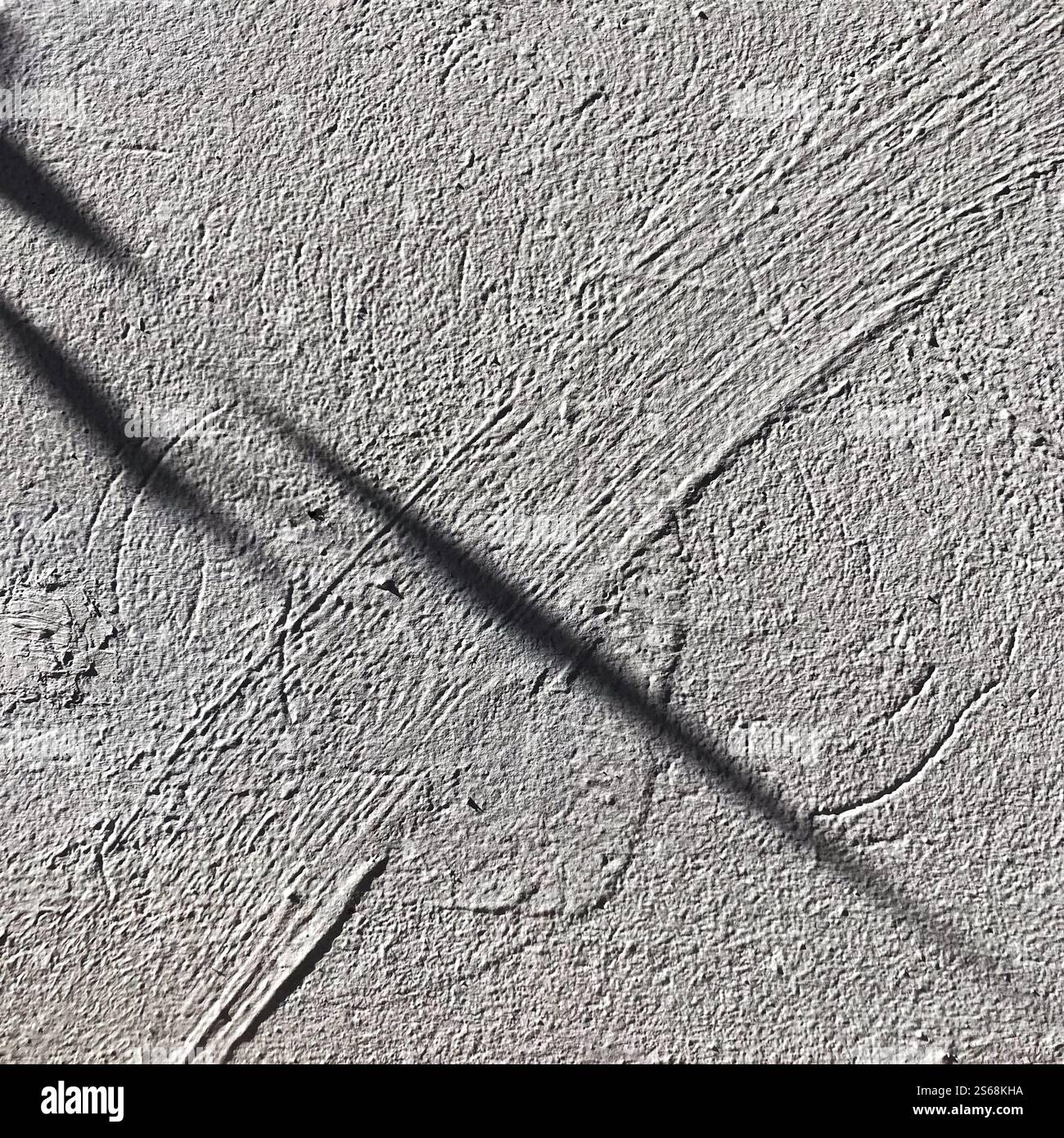 Abstrakte strukturierte Oberfläche mit diagonalen Schatten und rauen Linien in natürlicher Beleuchtung Stockfoto