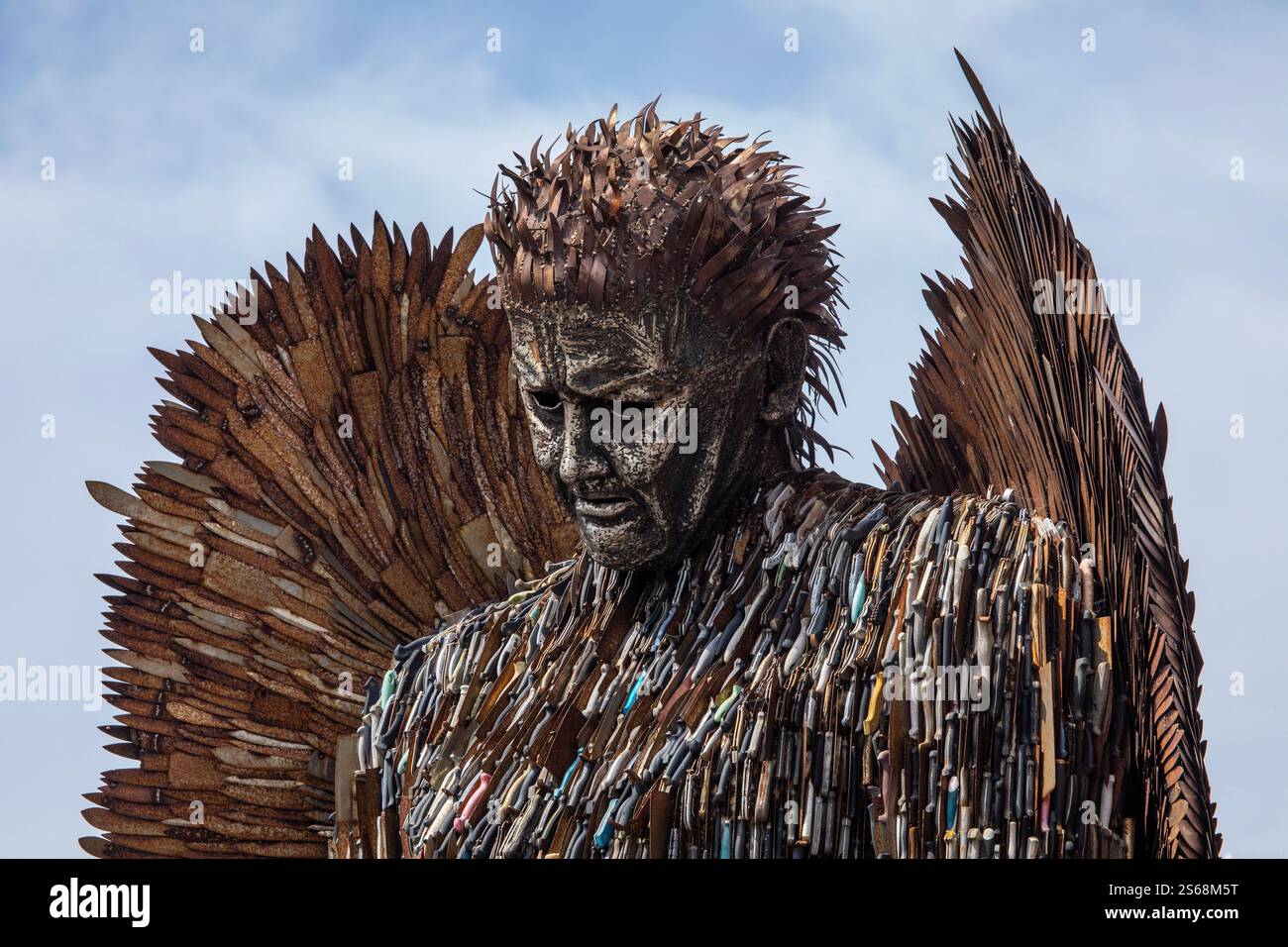 Essex, Großbritannien - 26. Juli 2024: Die Skulptur „Knife Angel“ in Southend-on-Sea in Essex, Großbritannien - hergestellt aus 100.000 Messern und beleuchtet die Ausgabe o Stockfoto