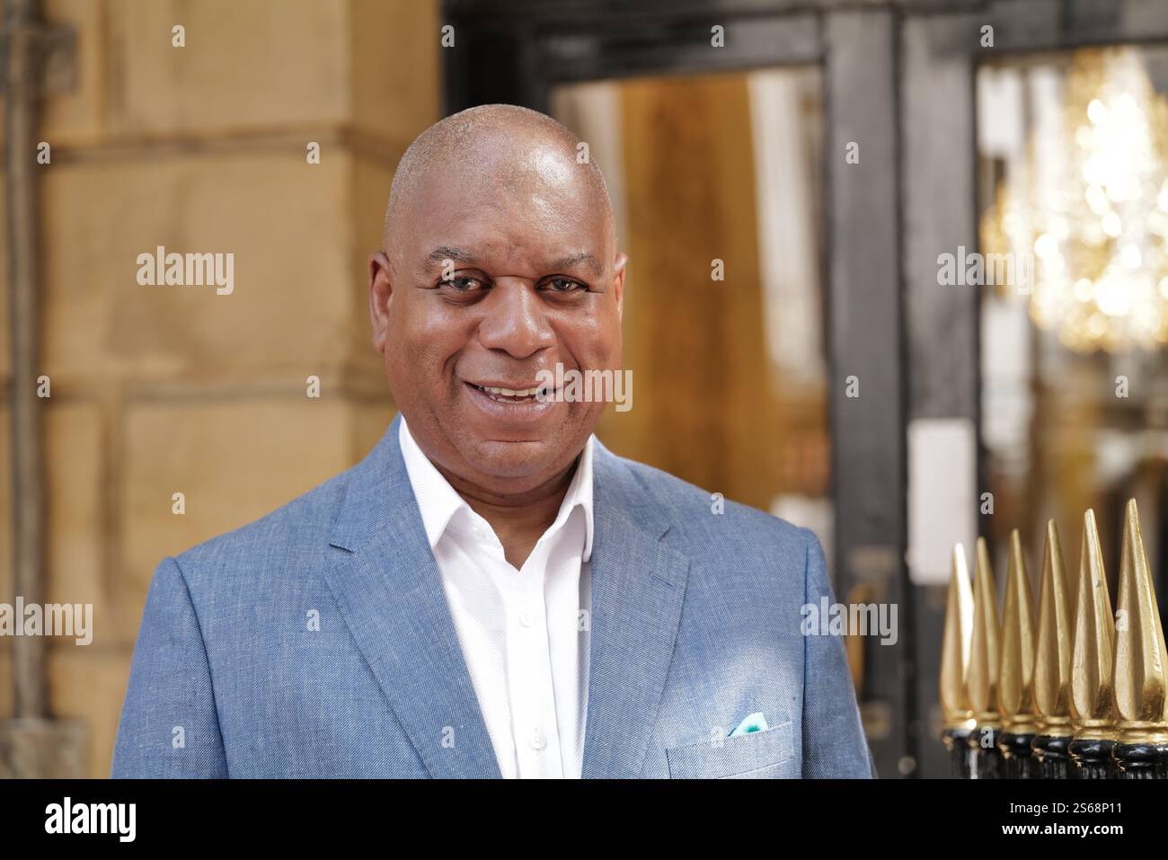 Ein klug gekleideter Schwarzer, der sein eigenes Geschäft führt Stockfoto Ein klug gekleideter Schwarzer, der sein eigenes Geschäft führt Stockfoto