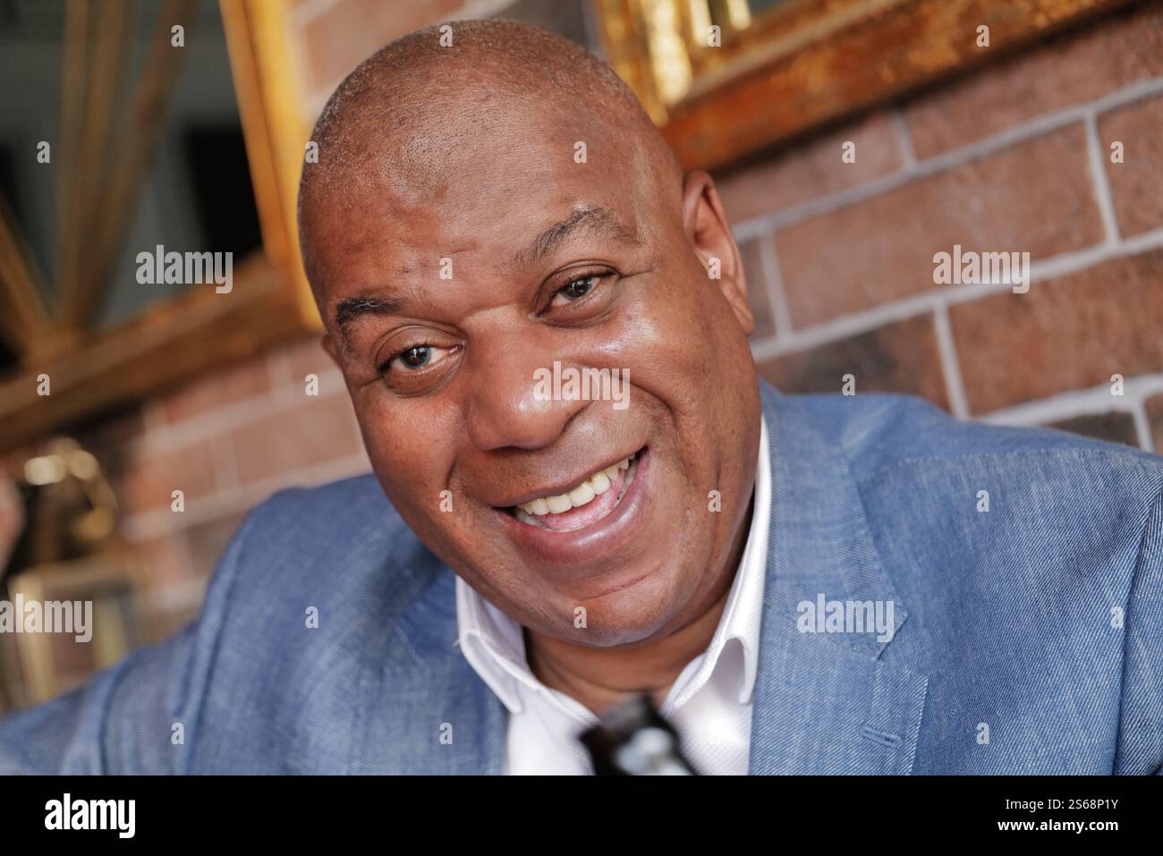 Ein sechzig Schwarzer teilt ein Lächeln. Stockfoto Ein sechzig Schwarzer teilt ein Lächeln. Stockfoto