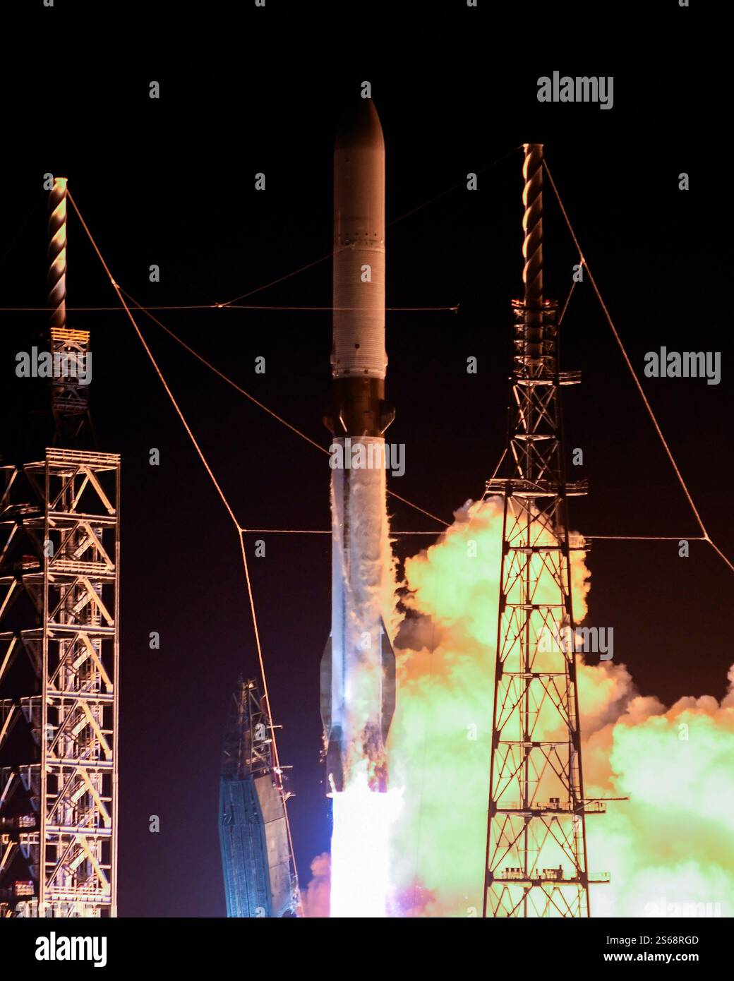 Die Blue Origin New Glenn-Rakete startet am Donnerstag, den 16. Januar 2025, um 2:03 UHR vom Launch Complex 36 auf der Cape Canaveral Space Force Station in Florida. Foto: Joe Marino/UPI Credit: UPI/Alamy Live News Stockfoto