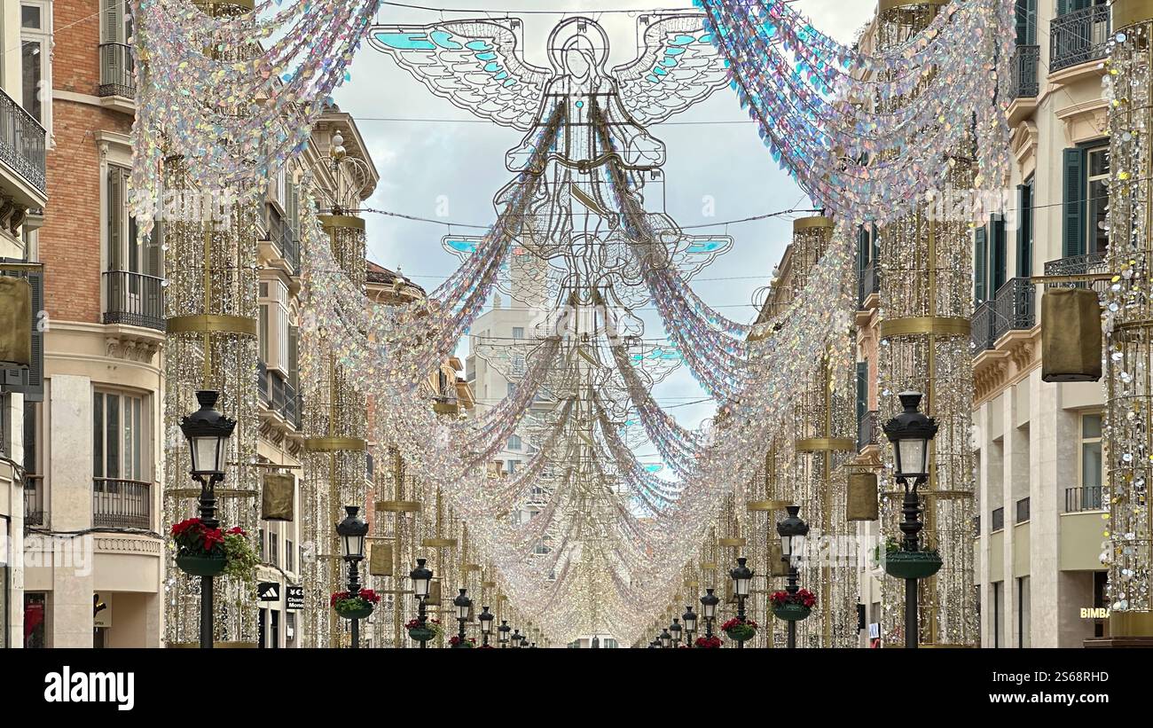 Die berühmte Fußgängerzone Calle Larios ist für die Weihnachtszeit im Stadtzentrum von Malaga dekoriert Stockfoto