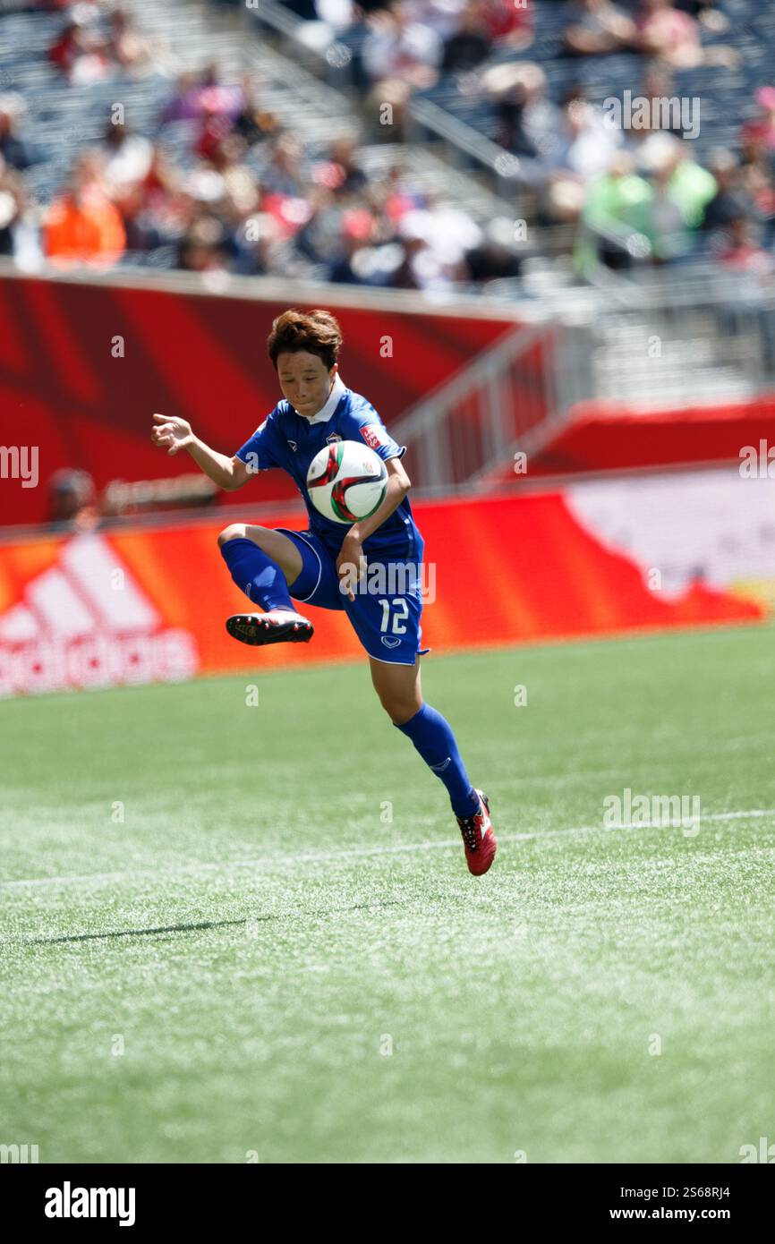 WINNIPEG, KANADA - 15. JUNI: Rattikan Thongsombut aus Thailand bringt den Ball während eines Spiels der FIFA Frauen-Weltmeisterschaft Gruppe B gegen Deutschland am 15. Juni 2015 im Winnipeg-Stadion in Winnipeg, Kanada. Nur redaktionelle Verwendung. Kommerzielle Nutzung verboten. (Foto: Jonathan Paul Larsen / Diadem Images) Stockfoto