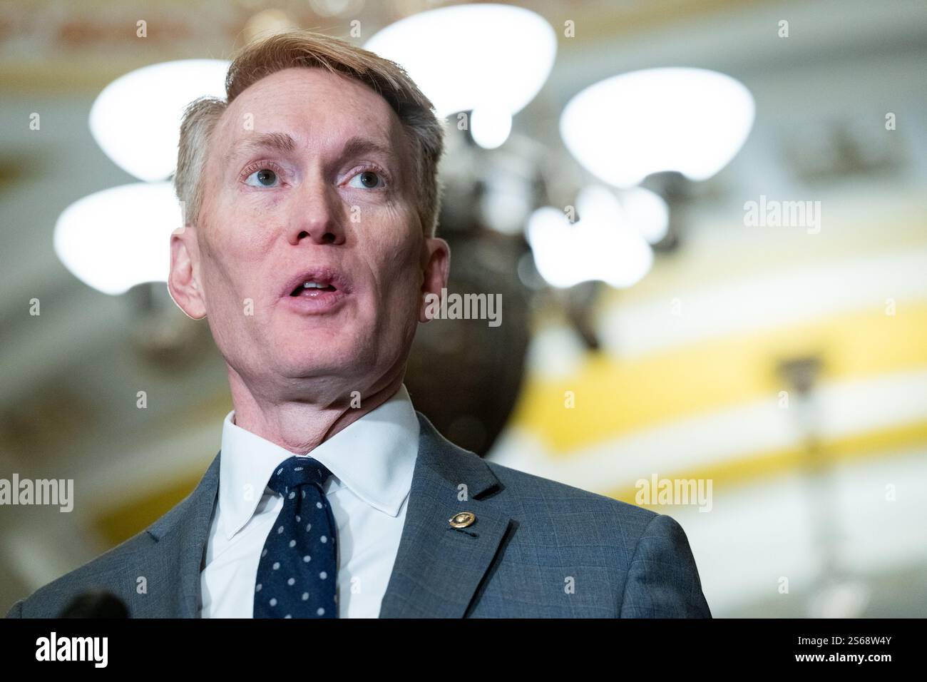 US-Senator James Lankford (Republikaner von Oklahoma) spricht während einer Pressekonferenz nach dem wöchentlichen GOP-Caucus-Mittagessen im Kapitol in Washington, DC am Dienstag, den 13. Januar 2024. Quelle: Annabelle Gordon/CNP /MediaPunch Stockfoto