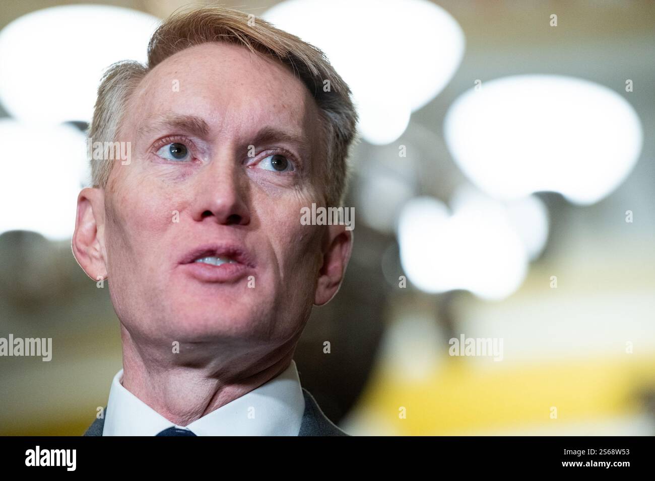 US-Senator James Lankford (Republikaner von Oklahoma) spricht während einer Pressekonferenz nach dem wöchentlichen GOP-Caucus-Mittagessen im Kapitol in Washington, DC am Dienstag, den 13. Januar 2024. Quelle: Annabelle Gordon/CNP /MediaPunch Stockfoto