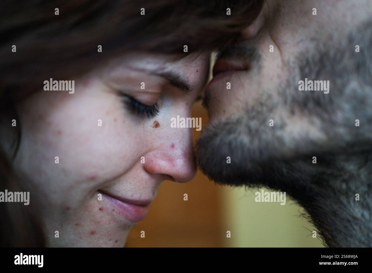 Kuss zwischen einem verliebten Paar Stockfoto