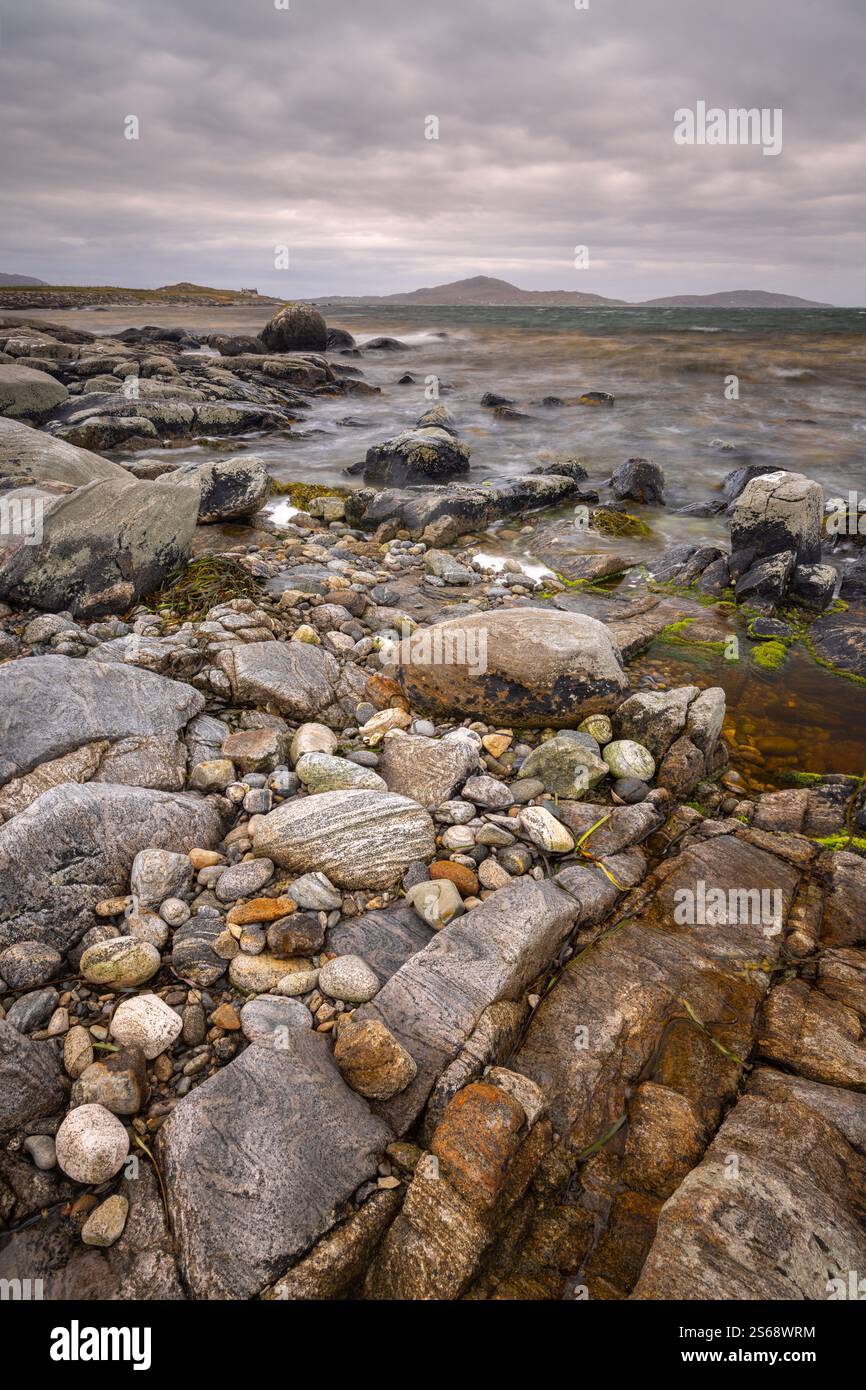 Wunderschöne Felsen am Kilbride Beach an der Uist Coast, Äußere Hebriden, an einem bewölkten und bewölkten Tag. Stockfoto