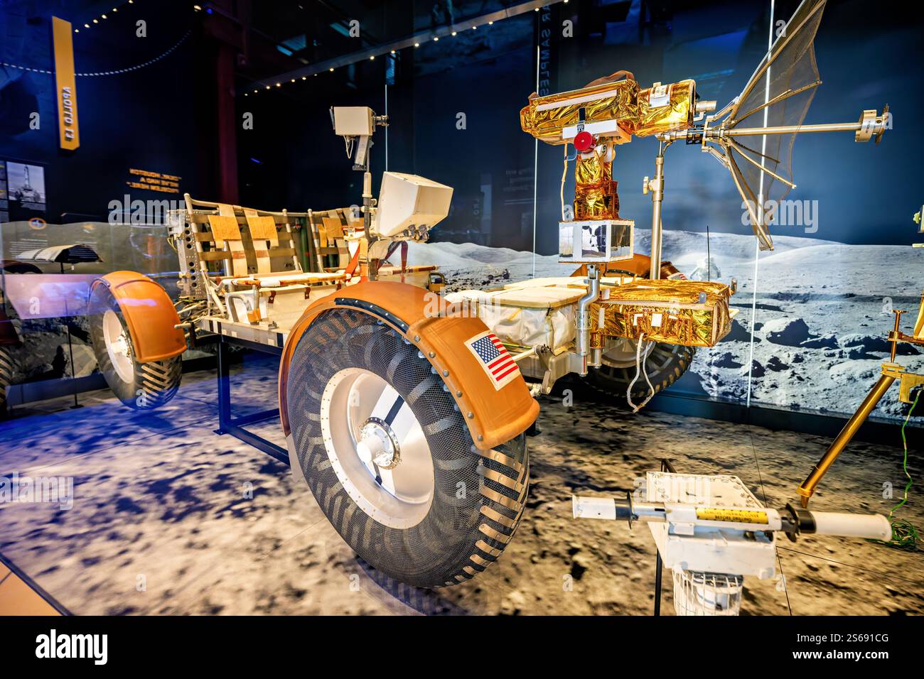 Smithsonian Air and Space Museum National Mall | WASHINGTON D.C., Vereinigte Staaten – In der Destination Moon Gallery des National Air and Space Museum befindet sich Eine Testeinheit für die Qualifikation von Lunar Roving Vehicles, deren Goldfolie-Thermoummantelung und Mesh-Räder für die extremen Bedingungen des Mondes ausgelegt sind. Ähnliche Rover trugen Astronauten über die Mondoberfläche auf Apollo 15, 16 und 17. Diese Versuchseinheit wurde Temperatur- und Vibrationsversuchen unterzogen, um Raumfahrt- und Mondbedingungen zu simulieren. Stockfoto