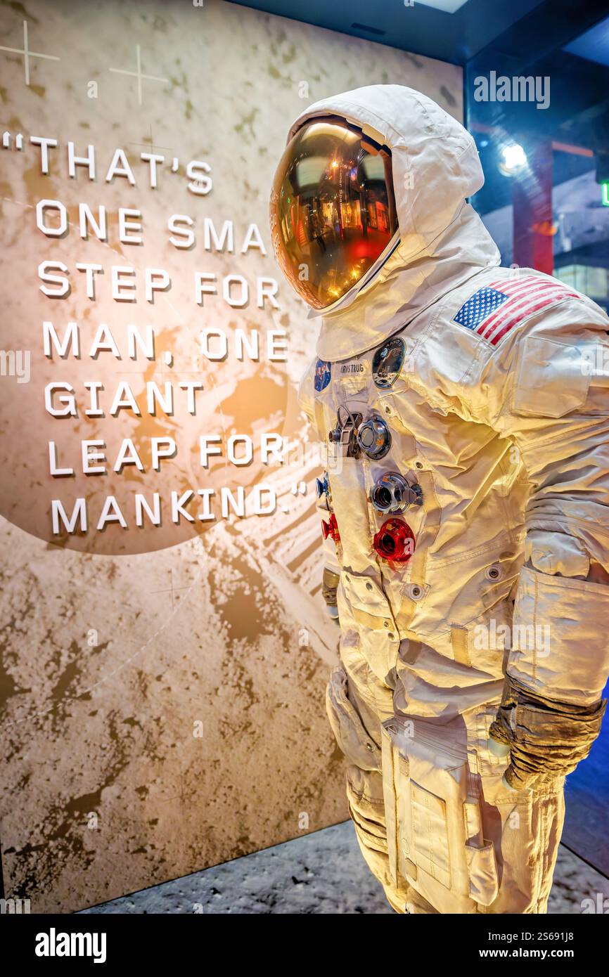 WASHINGTON DC, Vereinigte Staaten — Neil Armstrongs Mondraumanzug A-7L von Apollo 11 wird in der Ausstellung Destination Moon im Smithsonian National Air and Space Museum ausgestellt. Der historische Raumanzug umfasst das Mondexplorationsvisier und außerfahrbare Handschuhe. Ursprünglich von ILC Industries hergestellt, schützte diese siebte Version des Apollo-Anzugs Armstrong während der ersten Mondlandung der Menschheit. Stockfoto