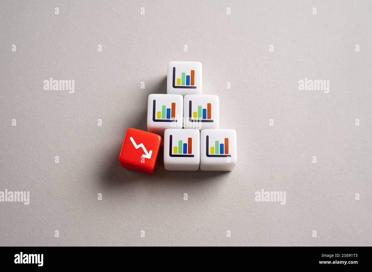 Ein starker Rückgang der Wirtschaftsindikatoren kann zu Kettenreaktionen und Panik am Markt und an der Börse führen. Sinkende Wettbewerbsfähigkeit. Wirtschaftliche Probleme. Stockfoto