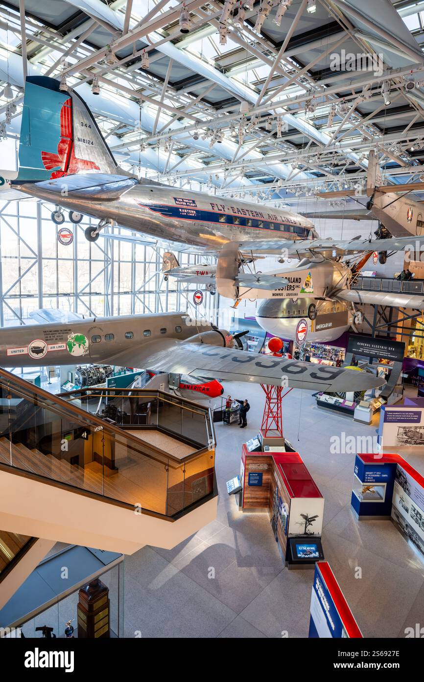 WASHINGTON DC, USA – die Ausstellung America by Air im National Air and Space Museum zeigt die Entwicklung der kommerziellen Luftfahrt in den Vereinigten Staaten. Die Ausstellung untersucht den Wandel von frühen Flugpostdiensten zu modernen kommerziellen Fluggesellschaften und hebt technologische Fortschritte, regulatorische Änderungen und die sich verändernde Fluggasterfahrung im Laufe der Luftfahrtgeschichte hervor. Stockfoto