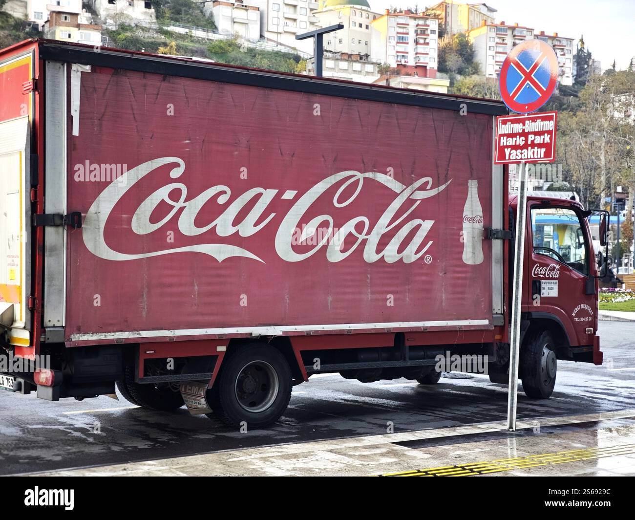Istanbul, Turkiye - 21. November 2024: Ein verblichener roter Lieferwagen der Coca-Cola Company steht am Straßenrand Stockfoto